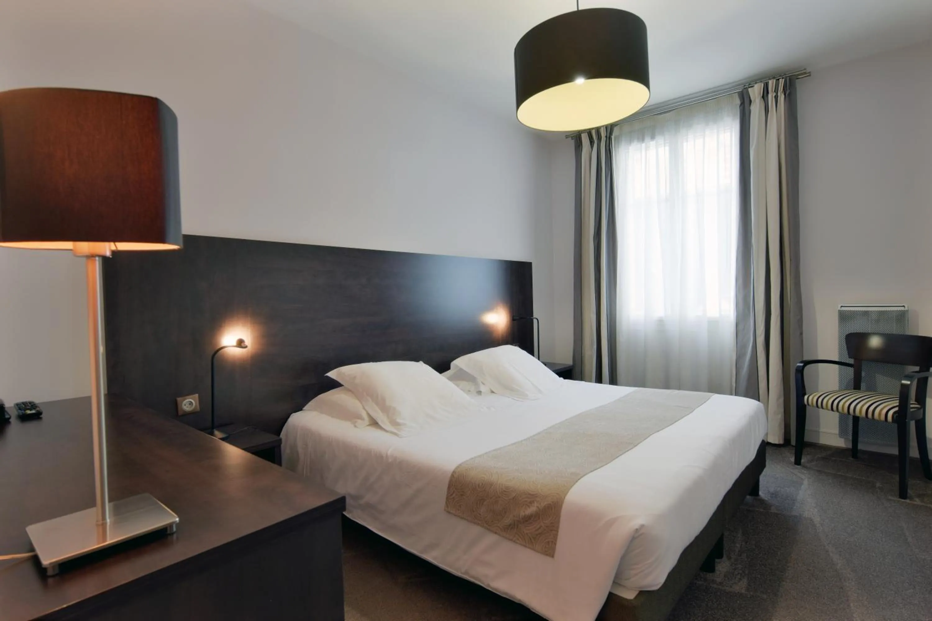 Shower, Bed in Hôtel Ronsard