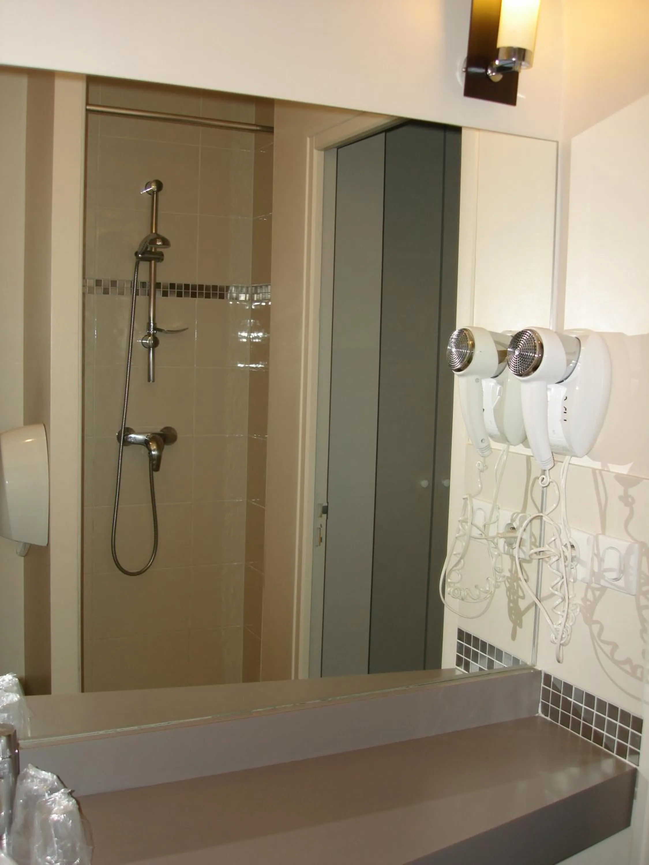 Shower in Hôtel Ronsard