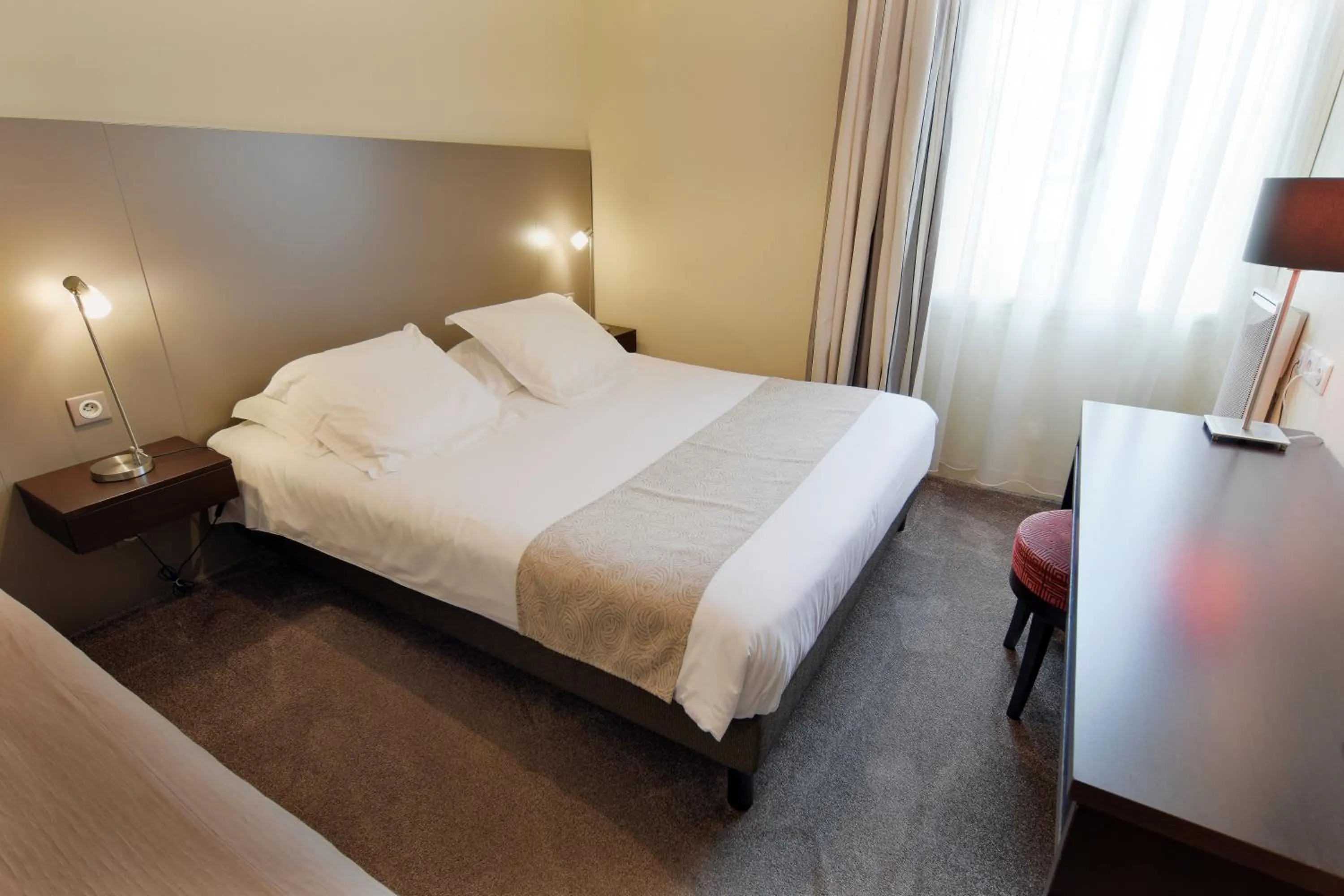 Shower, Bed in Hôtel Ronsard