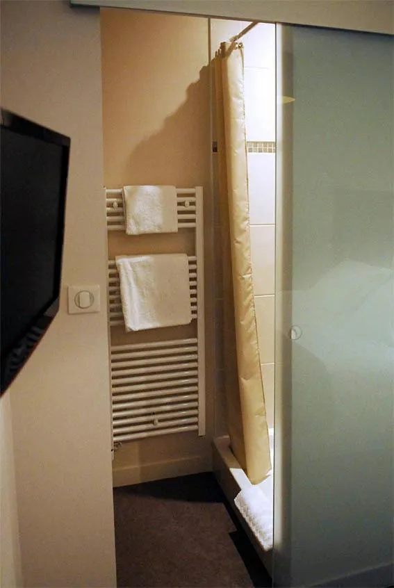 Shower in Hôtel Ronsard