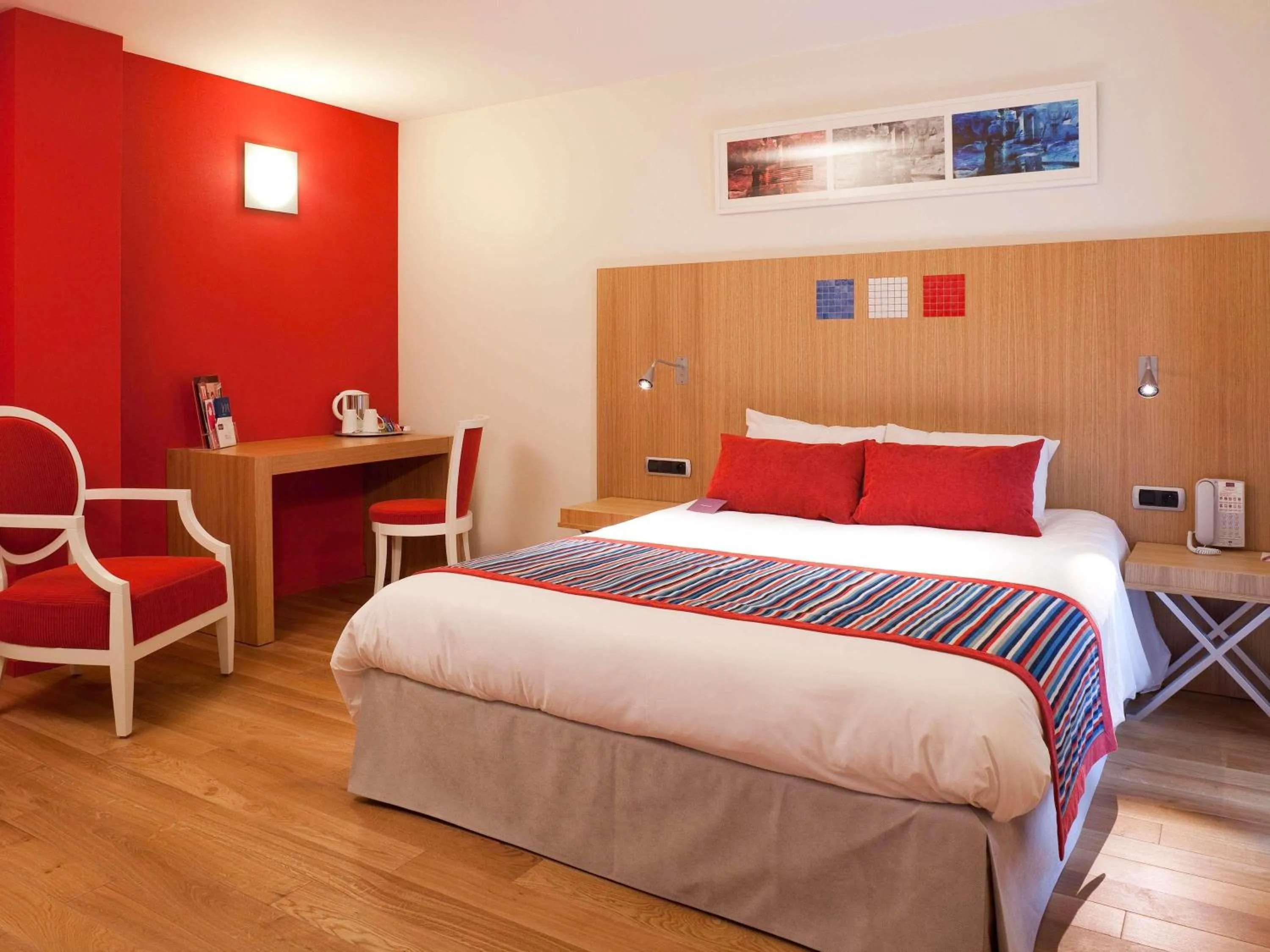 Property building, Bed in Hôtel Mercure Vittel