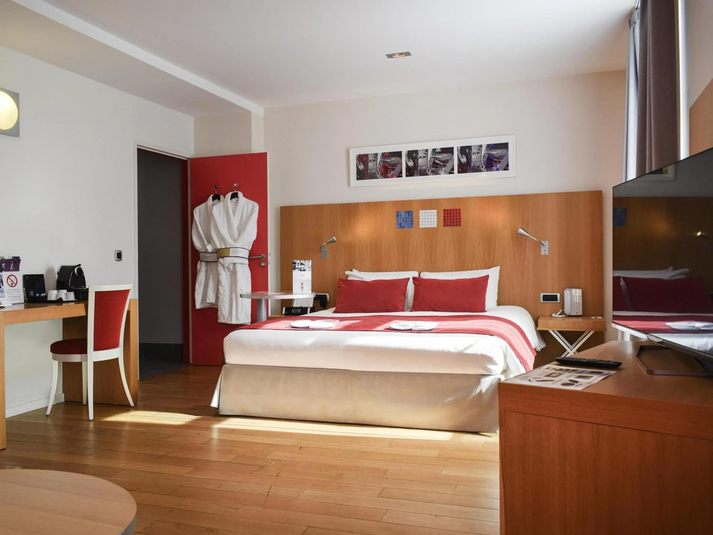 Bedroom, Bed in Hôtel Mercure Vittel Bedroom, Bed in Hôtel Mercure Vittel