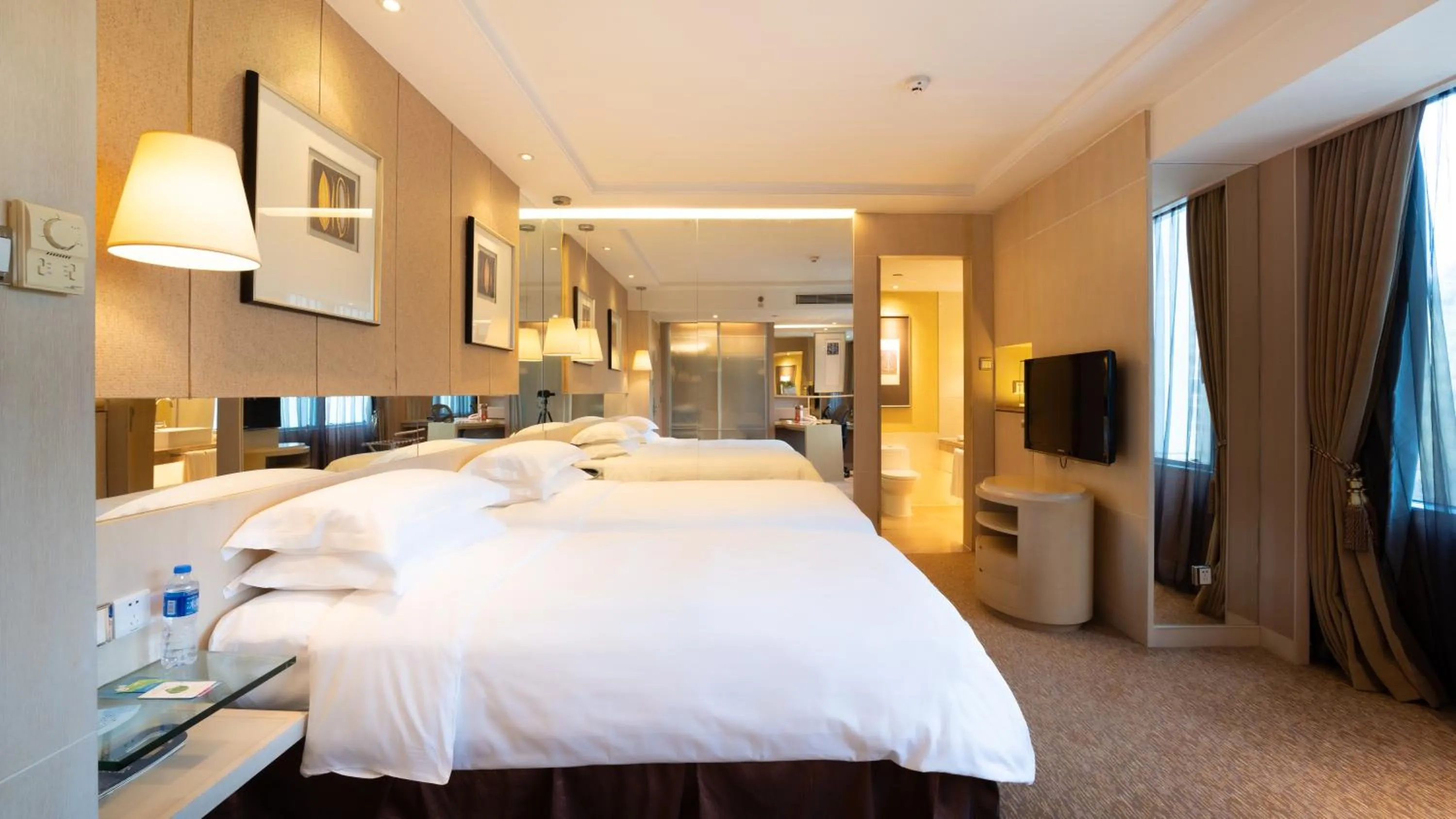 Photo of the whole room, Bed in Pan Pacific Xiamen