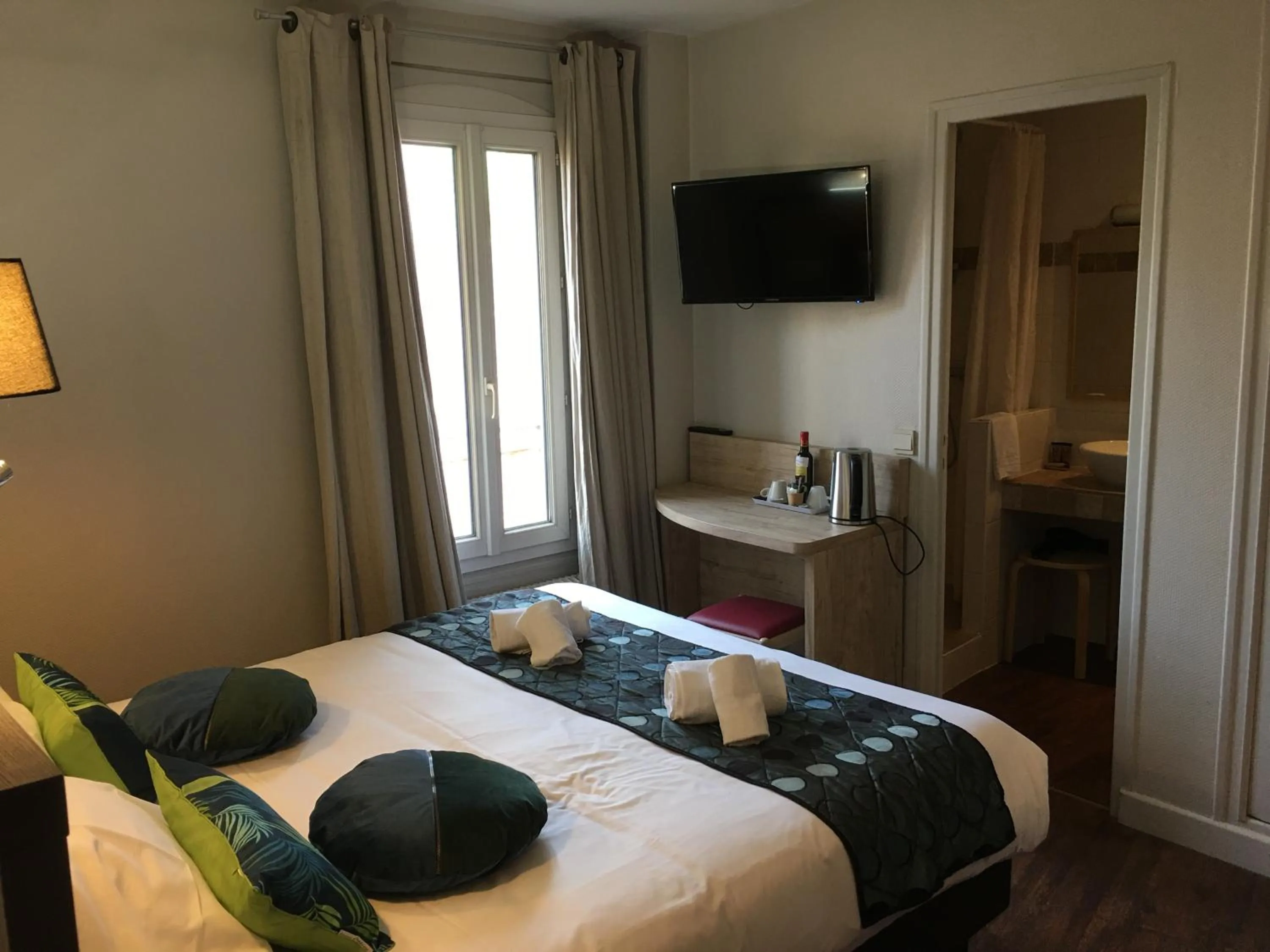 Shower, Bed in Hôtel Saint Albert