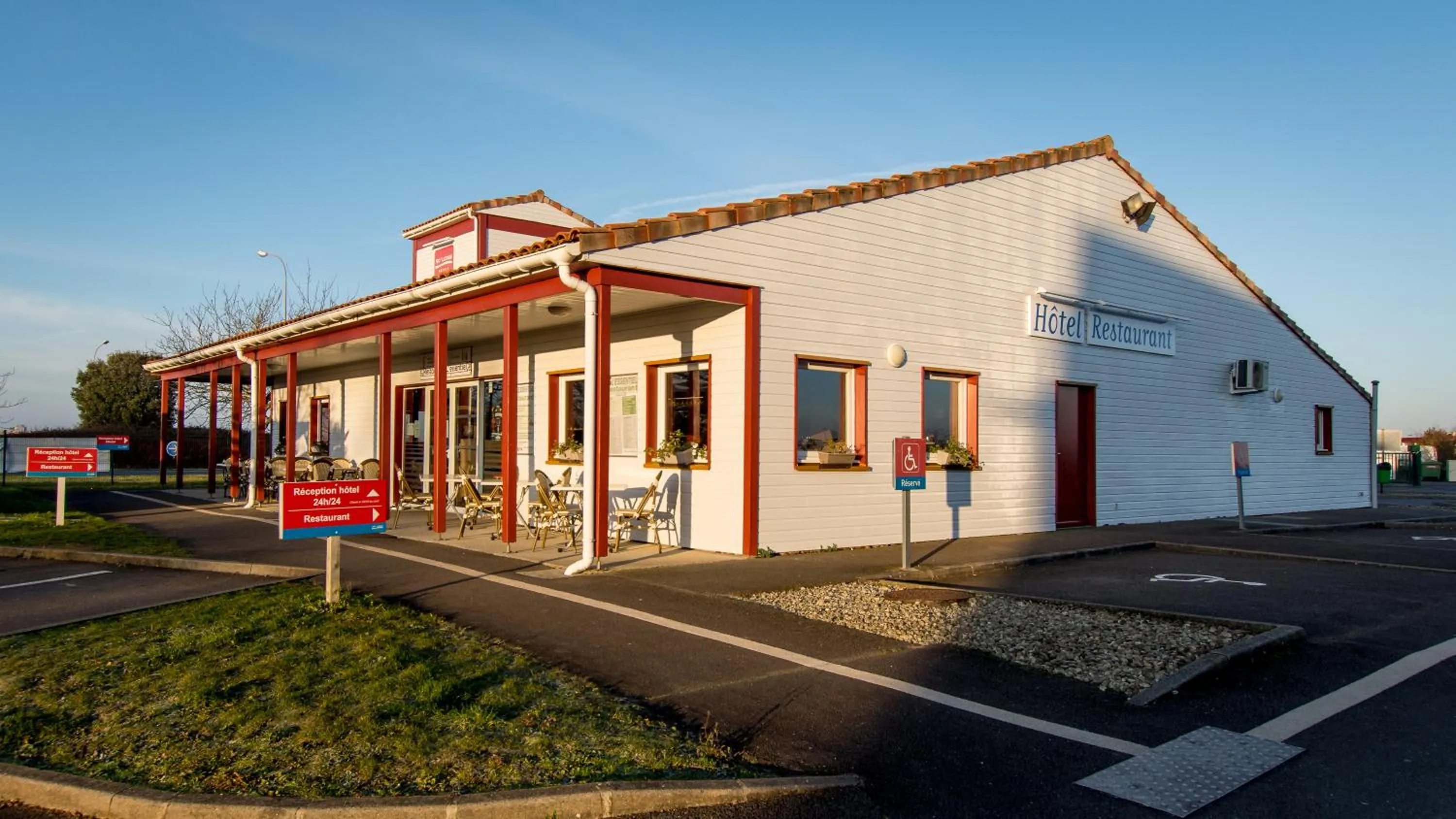 Restaurant/places to eat in So'Lodge Niort A83