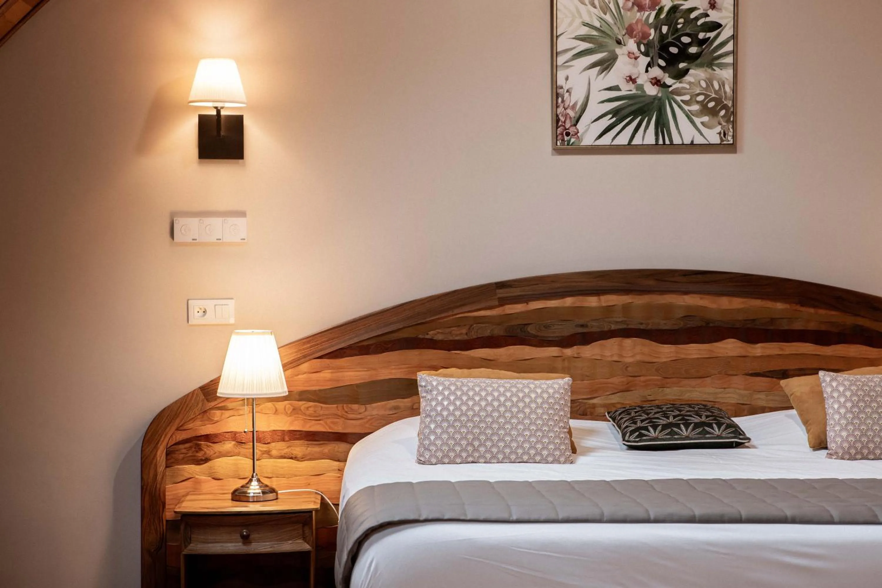 Bedroom, Bed in Logis Hotel La Diligence