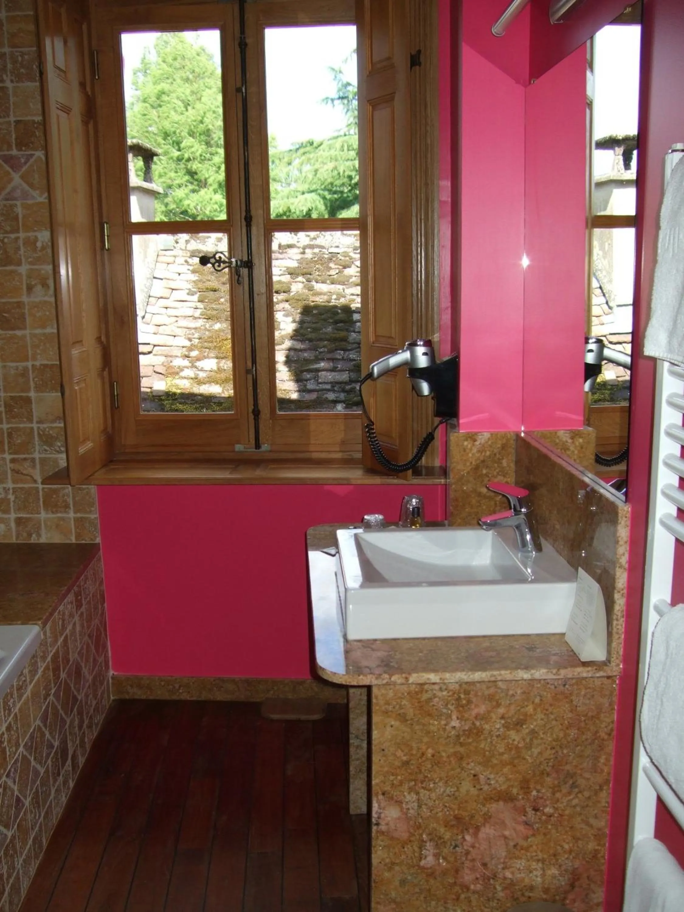 Bathroom in Logis Hotel La Diligence
