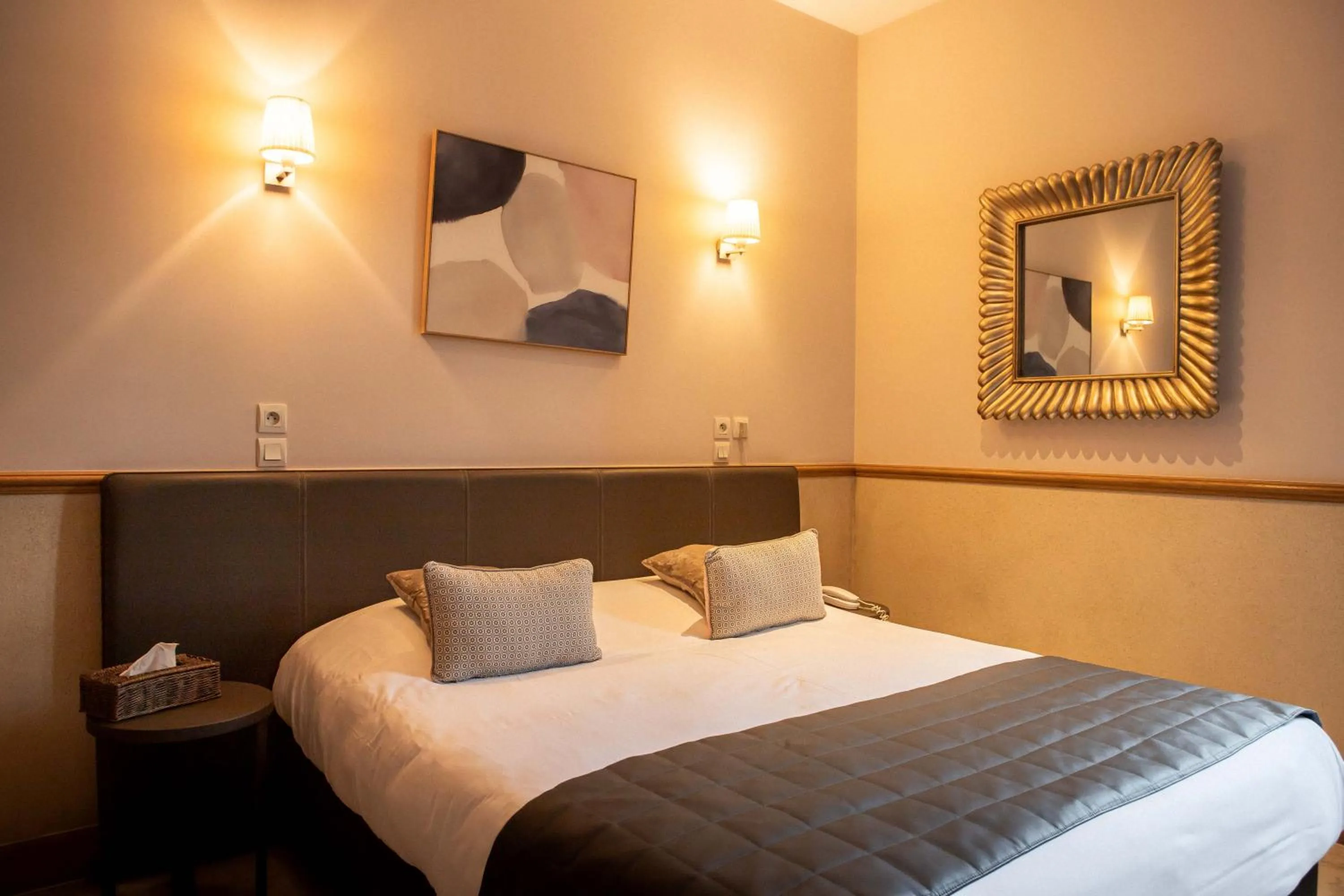 Bedroom, Bed in Logis Hotel La Diligence