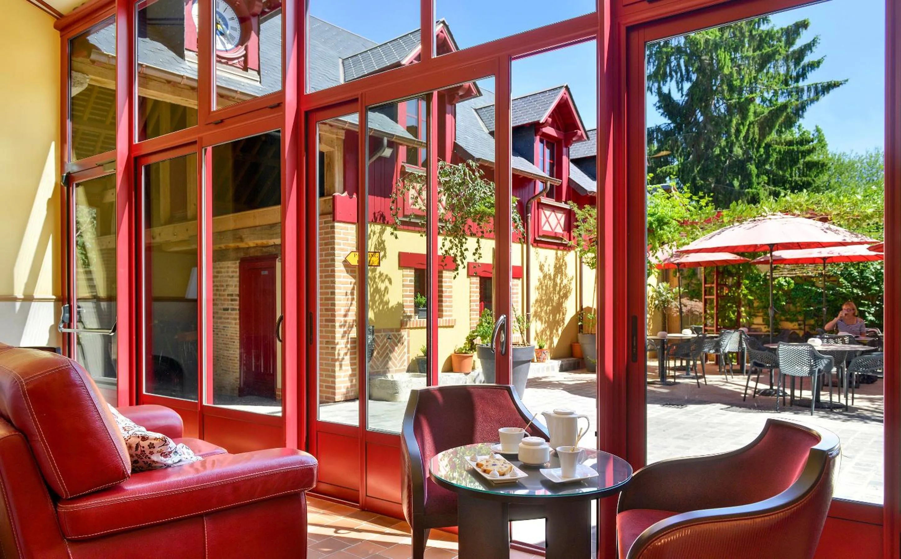 Communal lounge/ TV room in Logis Hotel La Diligence