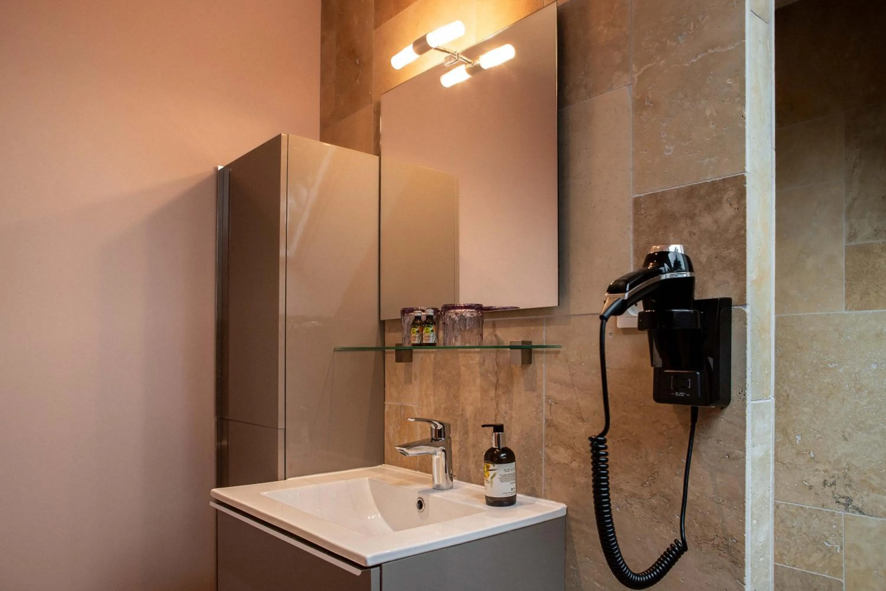 Bathroom in Logis Hotel La Diligence