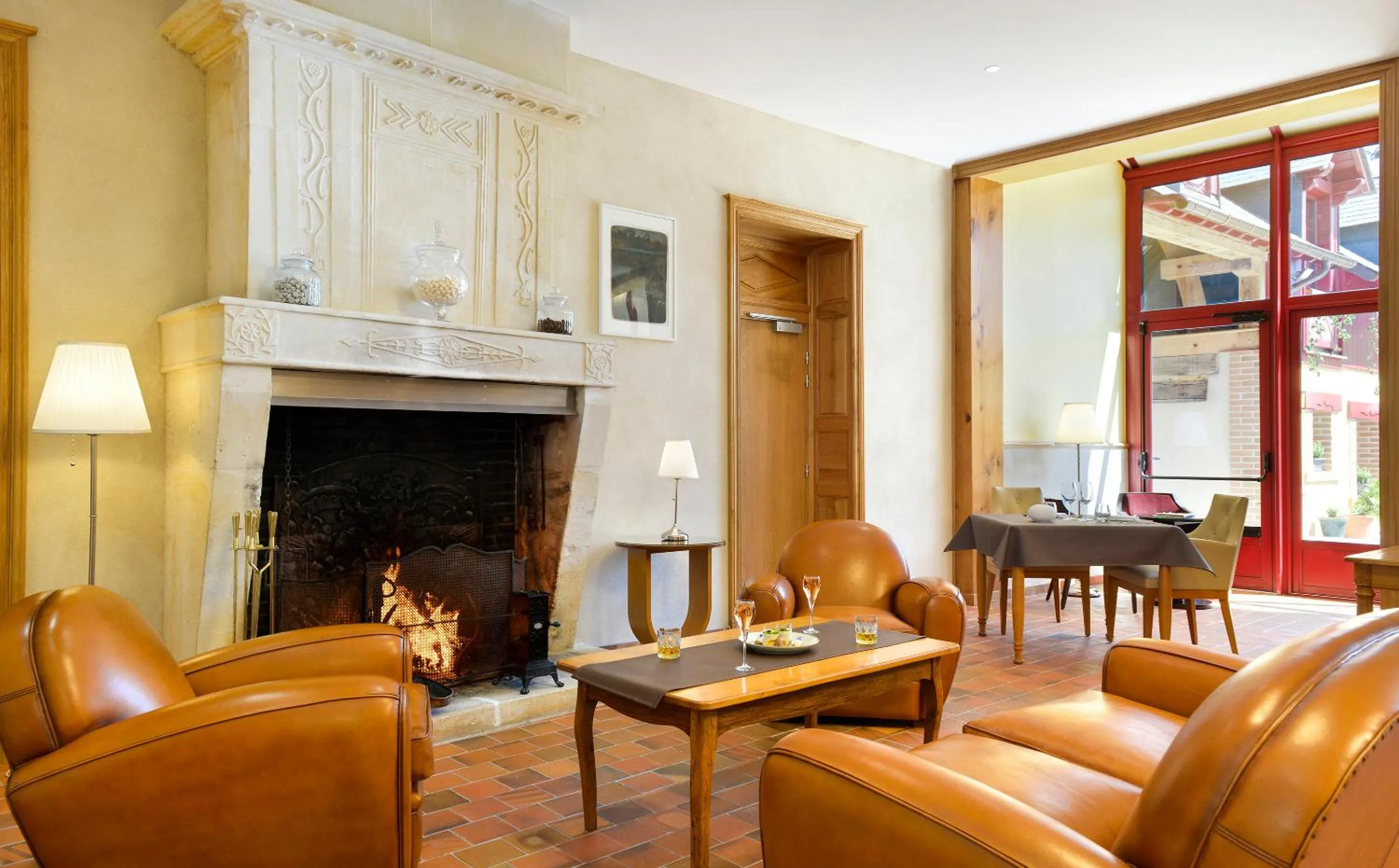 Communal lounge/ TV room in Logis Hotel La Diligence