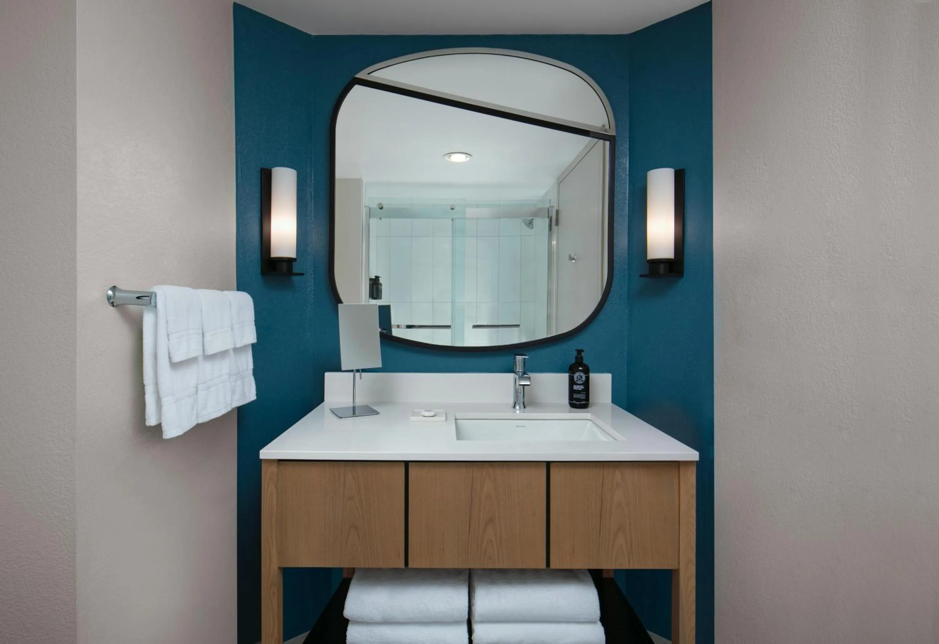 Bathroom in Hotel Landy Orlando Universal Blvd, a Tribute Portfolio Hotel