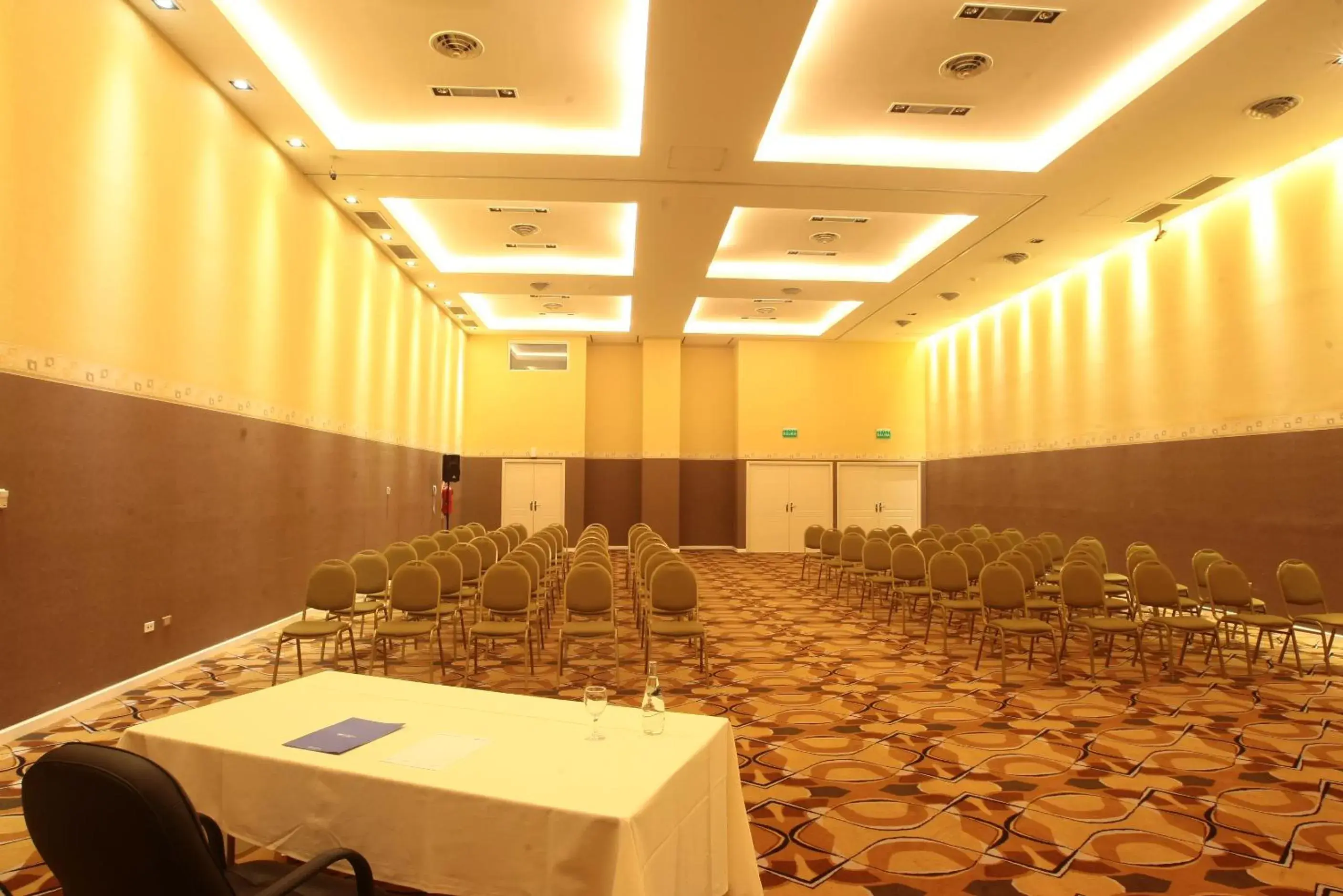 Meeting/conference room in Howard Johnson Villa María Hotel y Casino Meeting/conference room in Howard Johnson Villa María Hotel y Casino