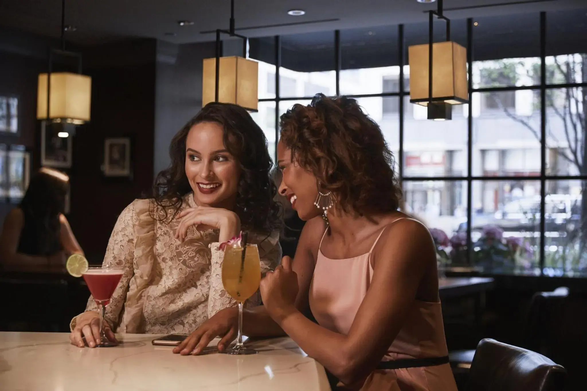 Lounge or bar in InterContinental Chicago Magnificent Mile by IHG Lounge or bar in InterContinental Chicago Magnificent Mile by IHG