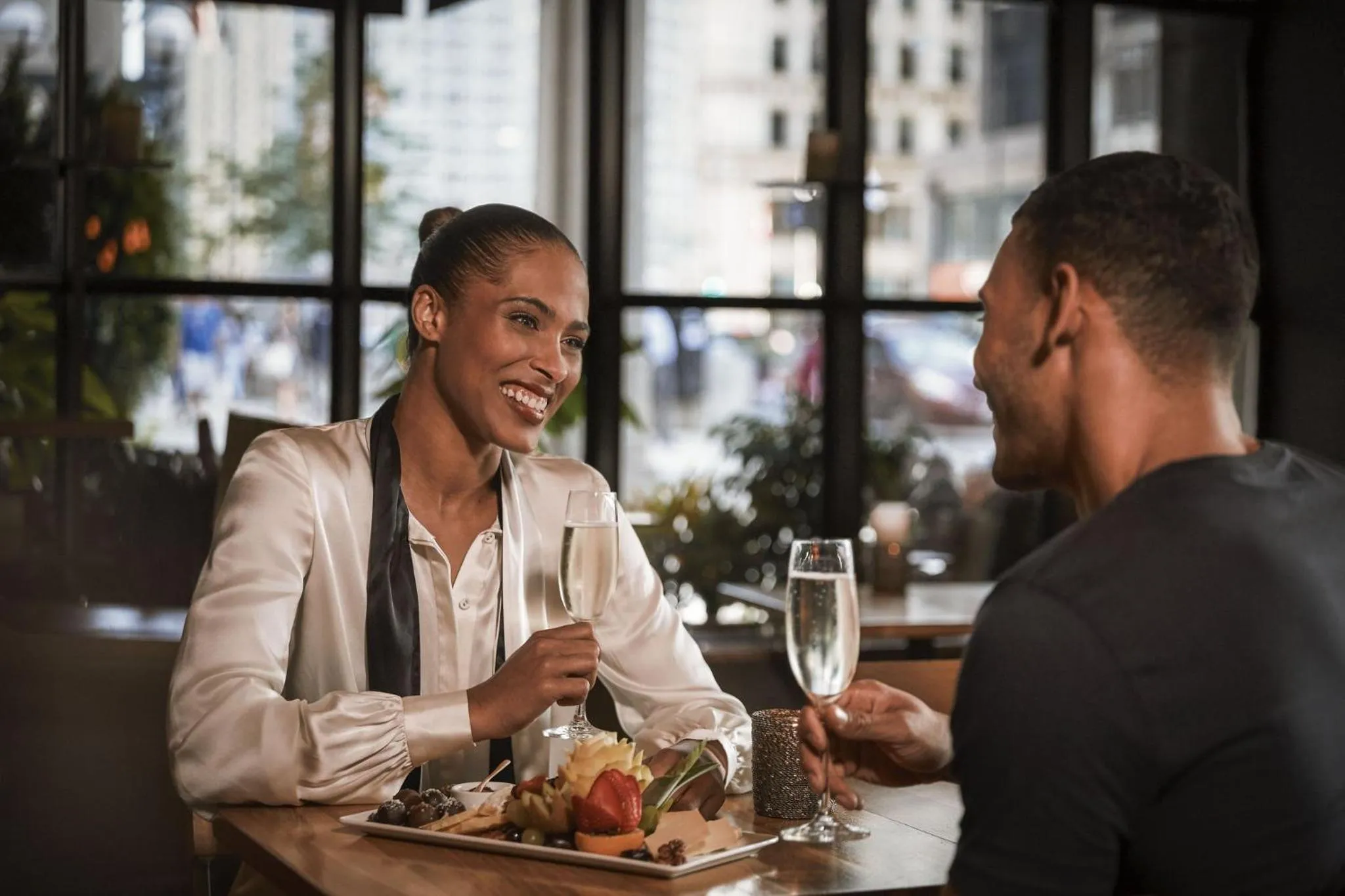 Lounge or bar in InterContinental Chicago Magnificent Mile by IHG