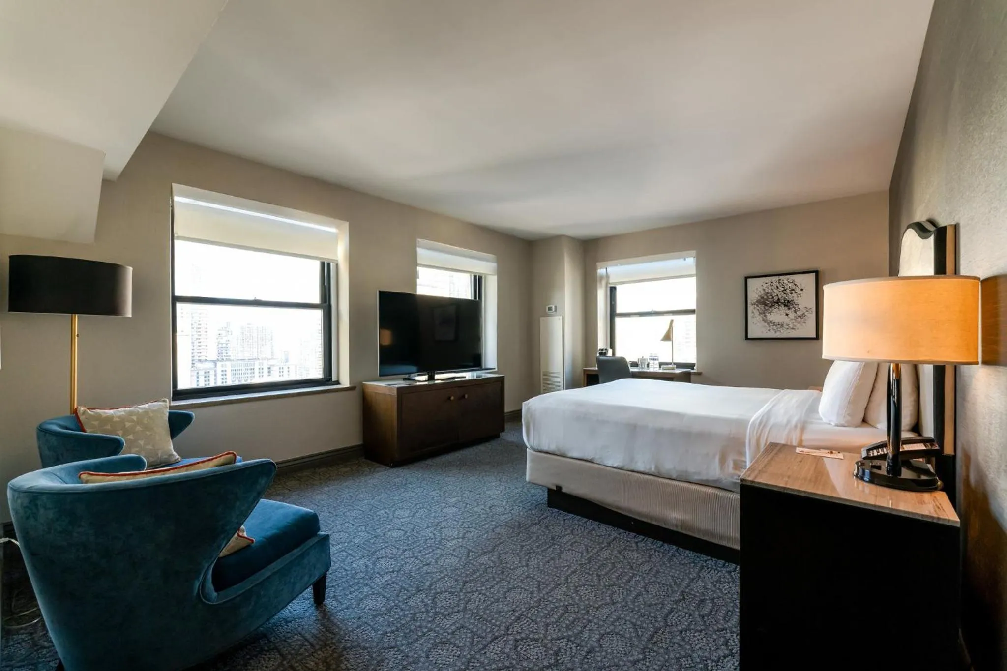 Photo of the whole room, Bed in InterContinental Chicago Magnificent Mile by IHG