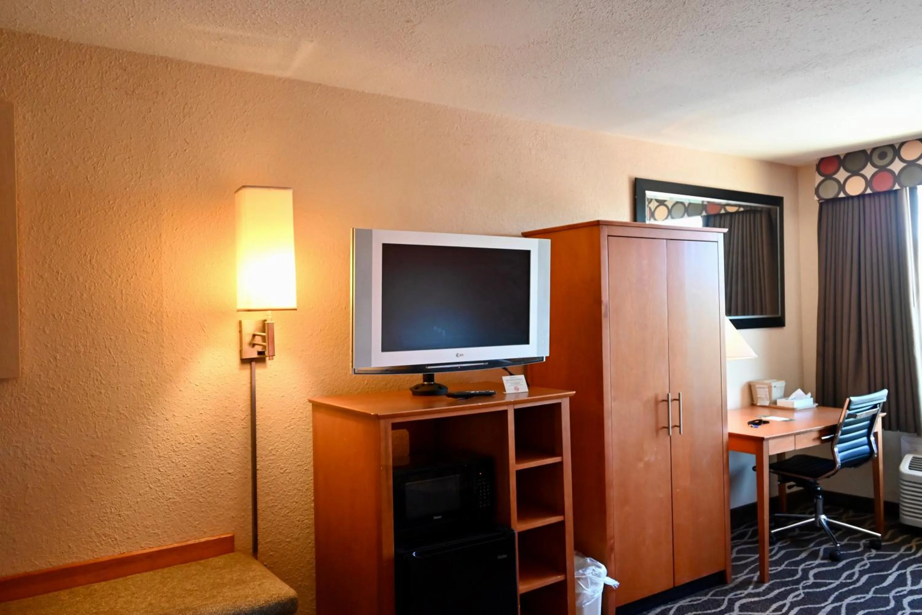 TV and multimedia in Quality Inn & Suites I-35 near Frost Bank Center