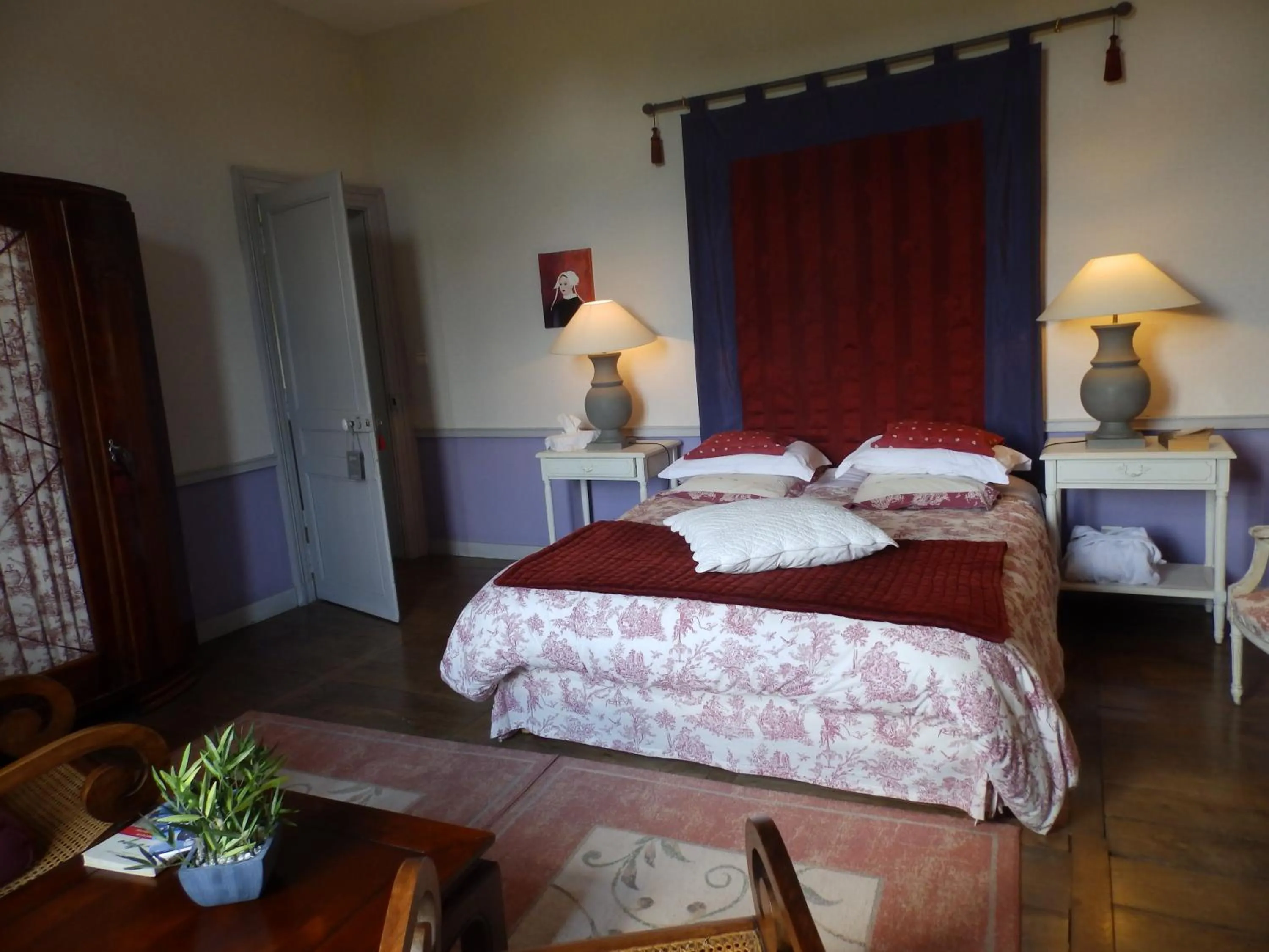 Photo of the whole room, Bed in Château Du Pin - Teritoria