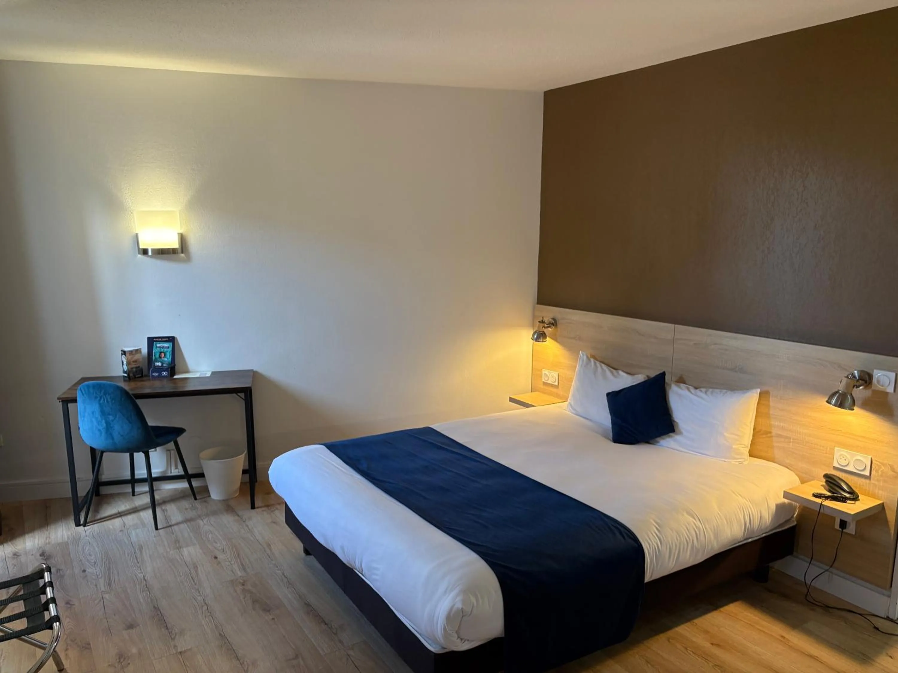 Photo of the whole room, Bed in Contact Hôtel des États-Unis