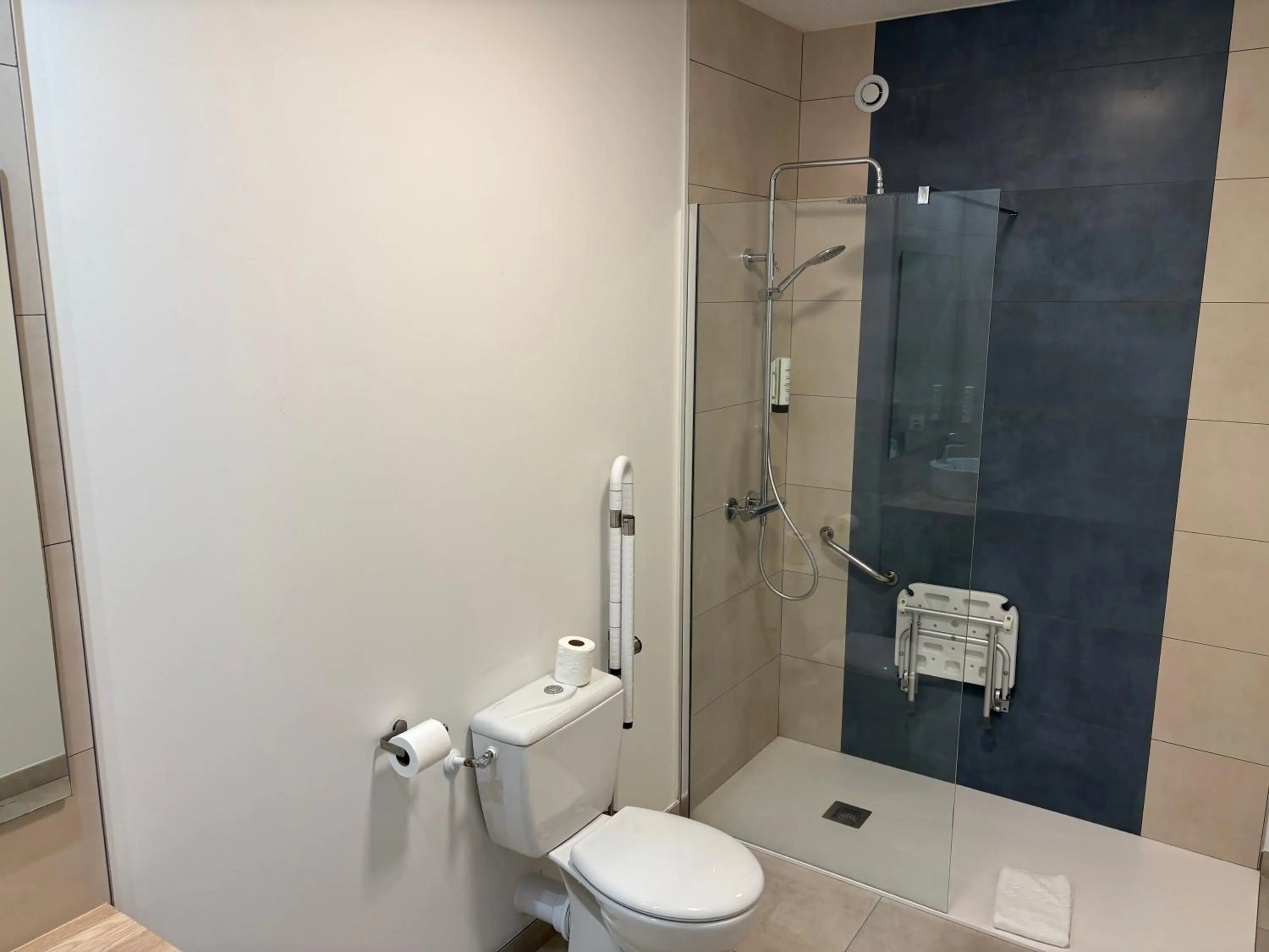 Shower in Contact Hôtel des États-Unis