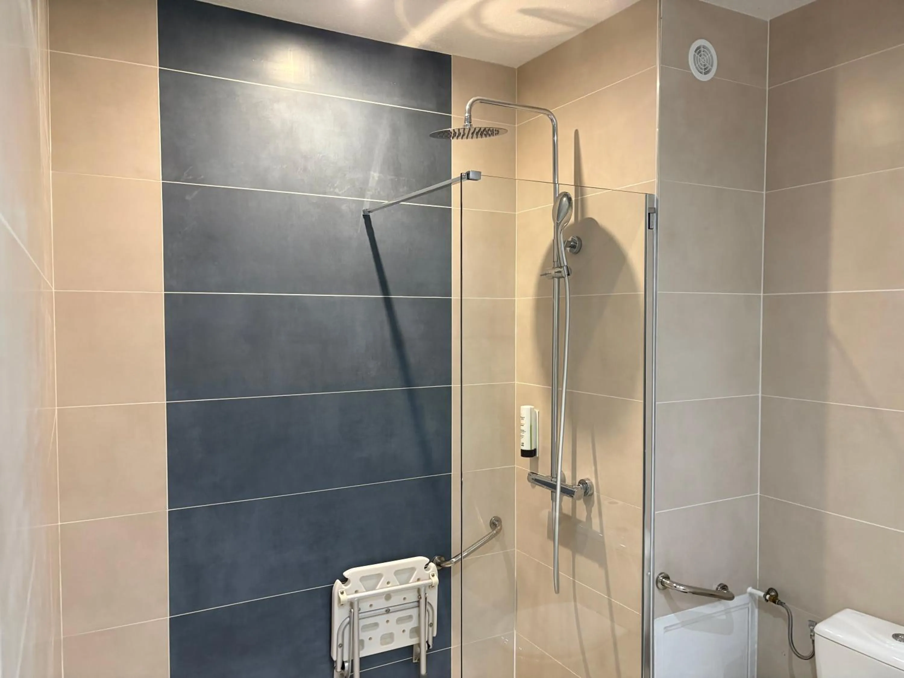 Shower in Contact Hôtel des États-Unis