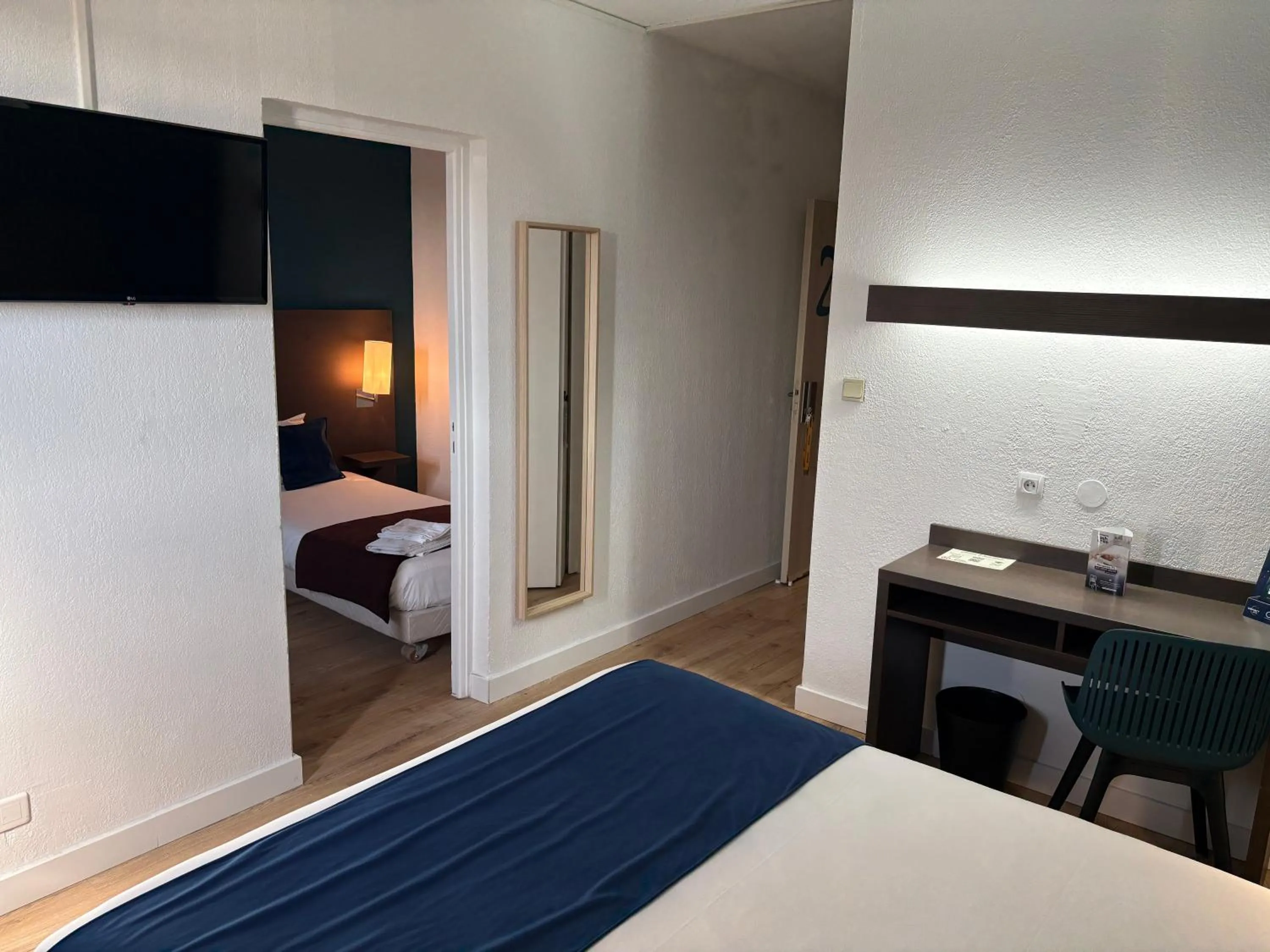 Photo of the whole room, Bed in Contact Hôtel des États-Unis