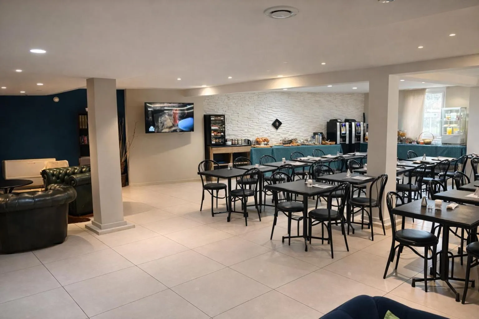 Continental breakfast in Contact Hôtel des États-Unis