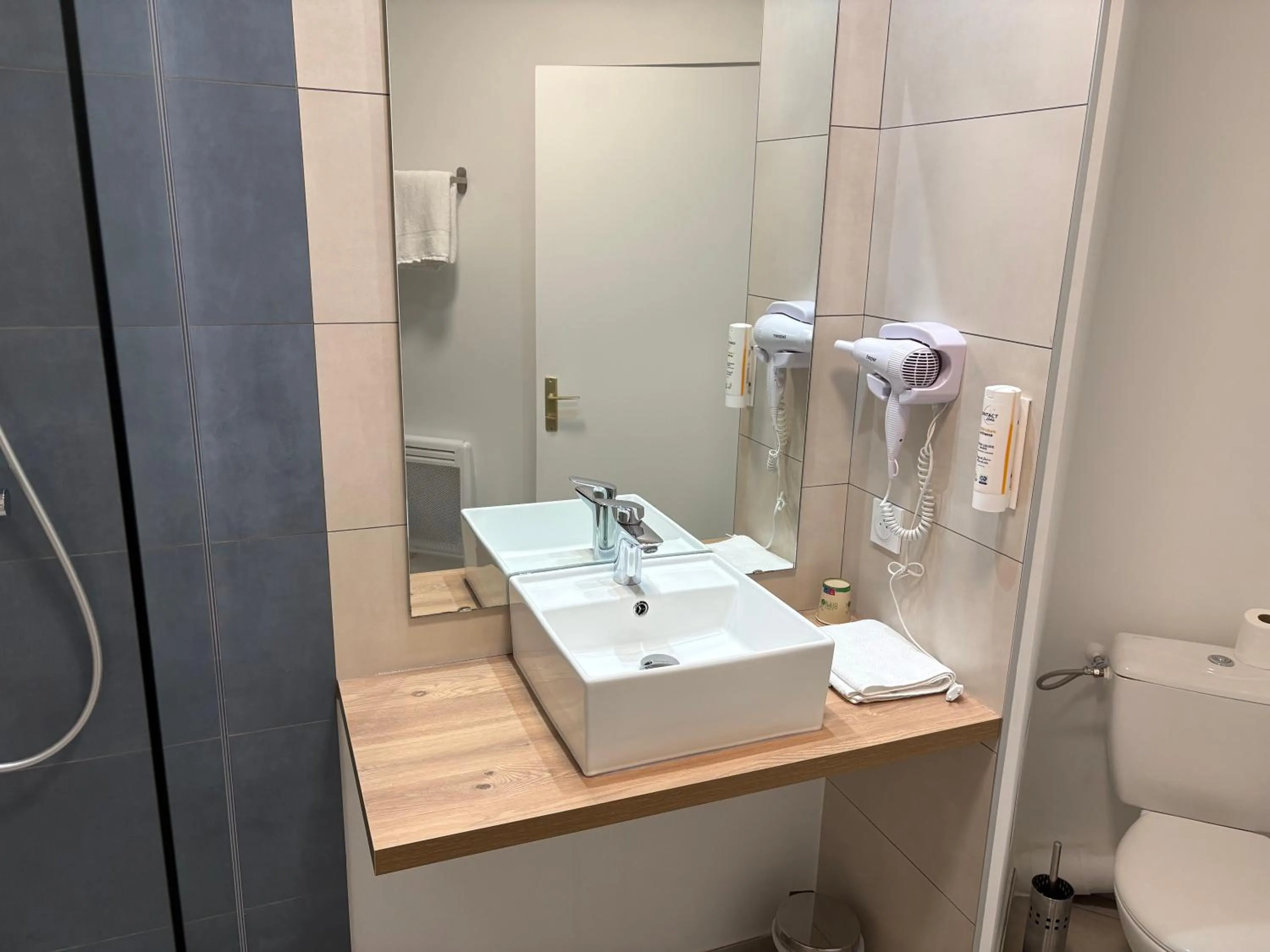 Bathroom in Contact Hôtel des États-Unis