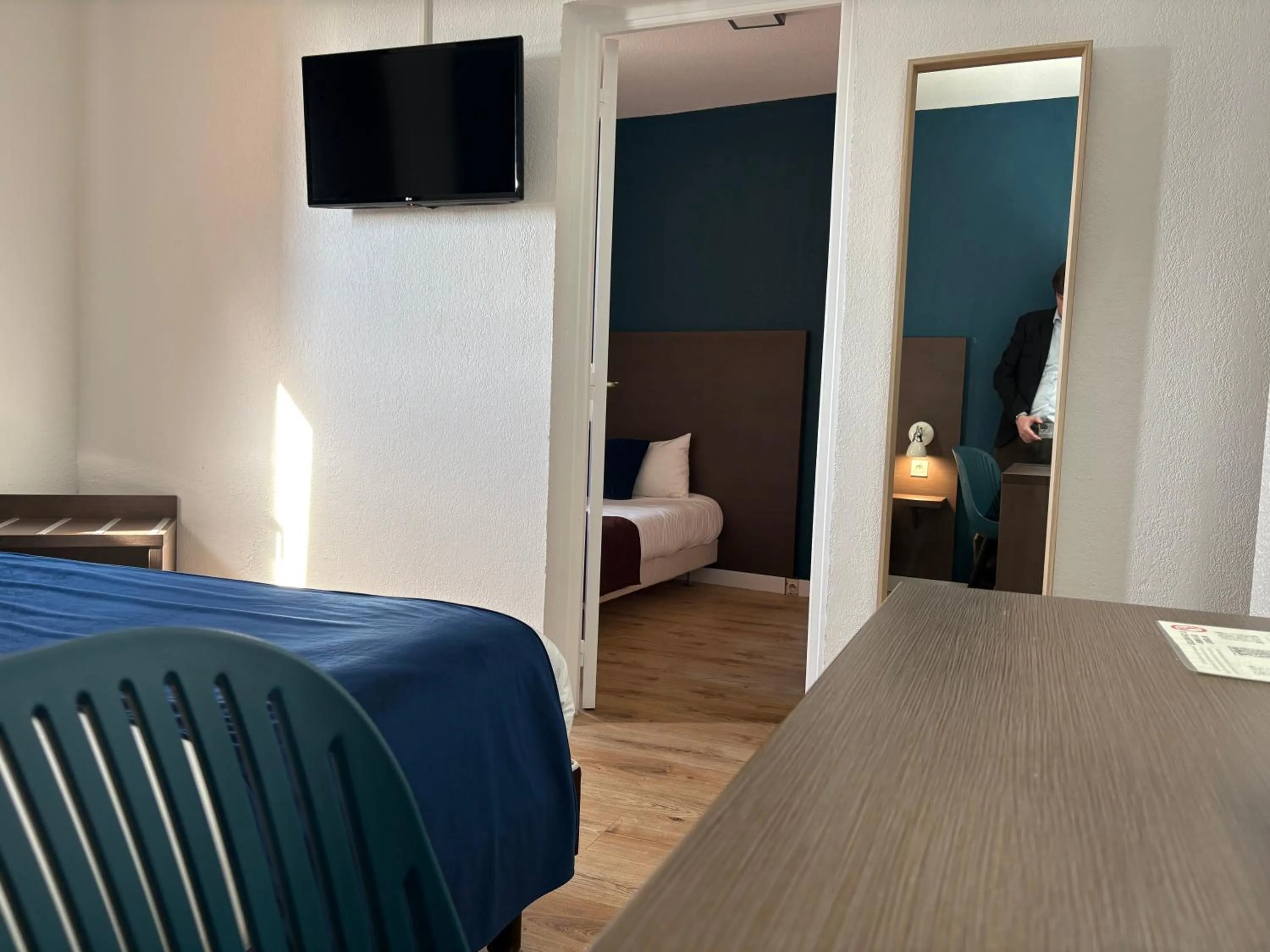 Photo of the whole room, Bed in Contact Hôtel des États-Unis