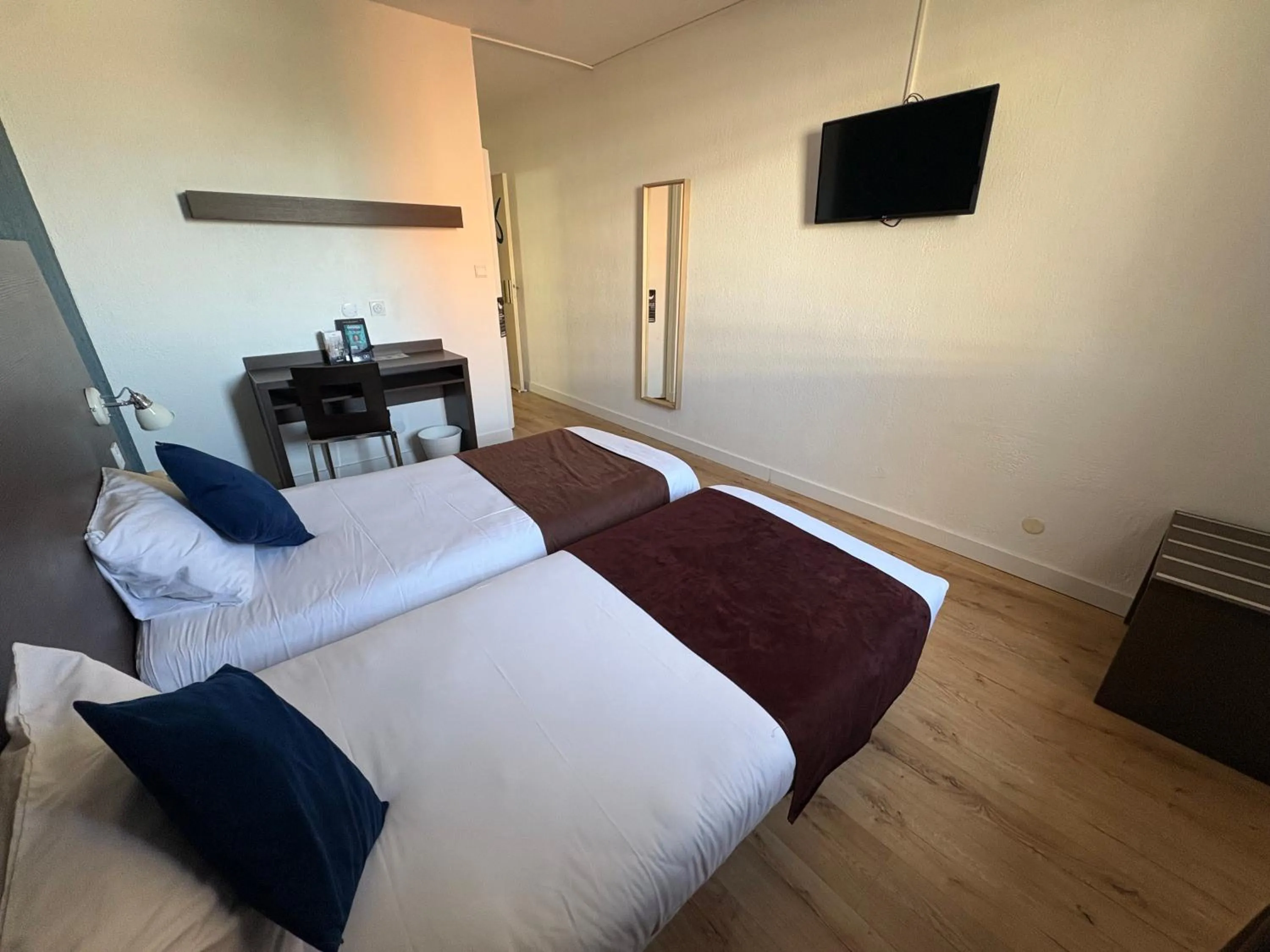 Photo of the whole room, Bed in Contact Hôtel des États-Unis