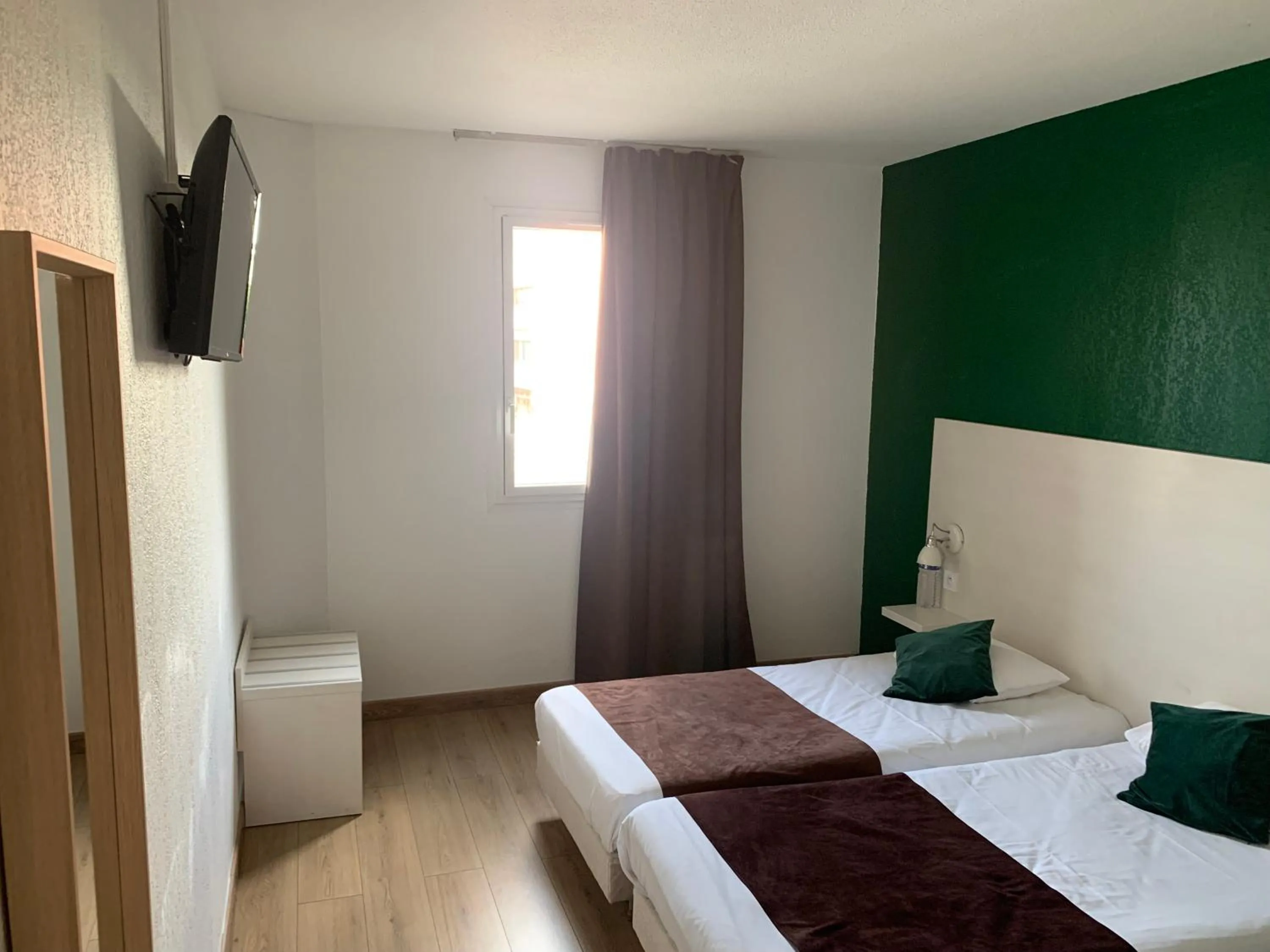 Photo of the whole room, Bed in Contact Hôtel des États-Unis