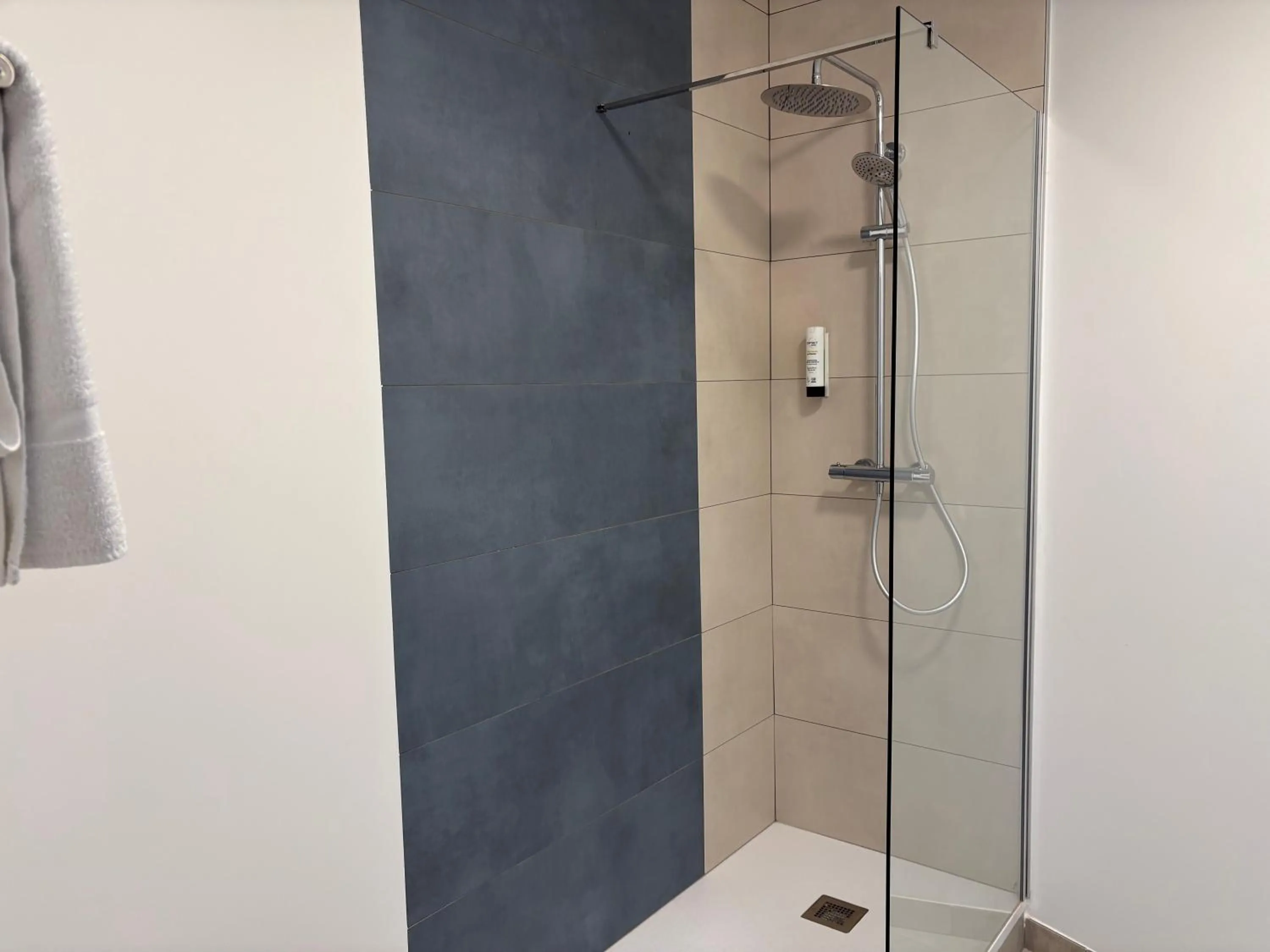 Shower in Contact Hôtel des États-Unis