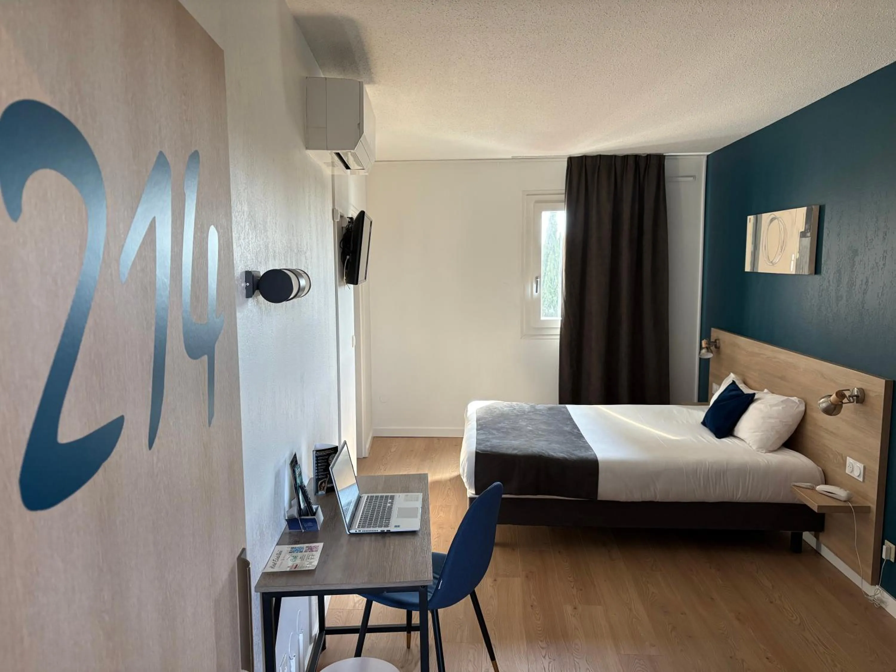 Photo of the whole room, Bed in Contact Hôtel des États-Unis