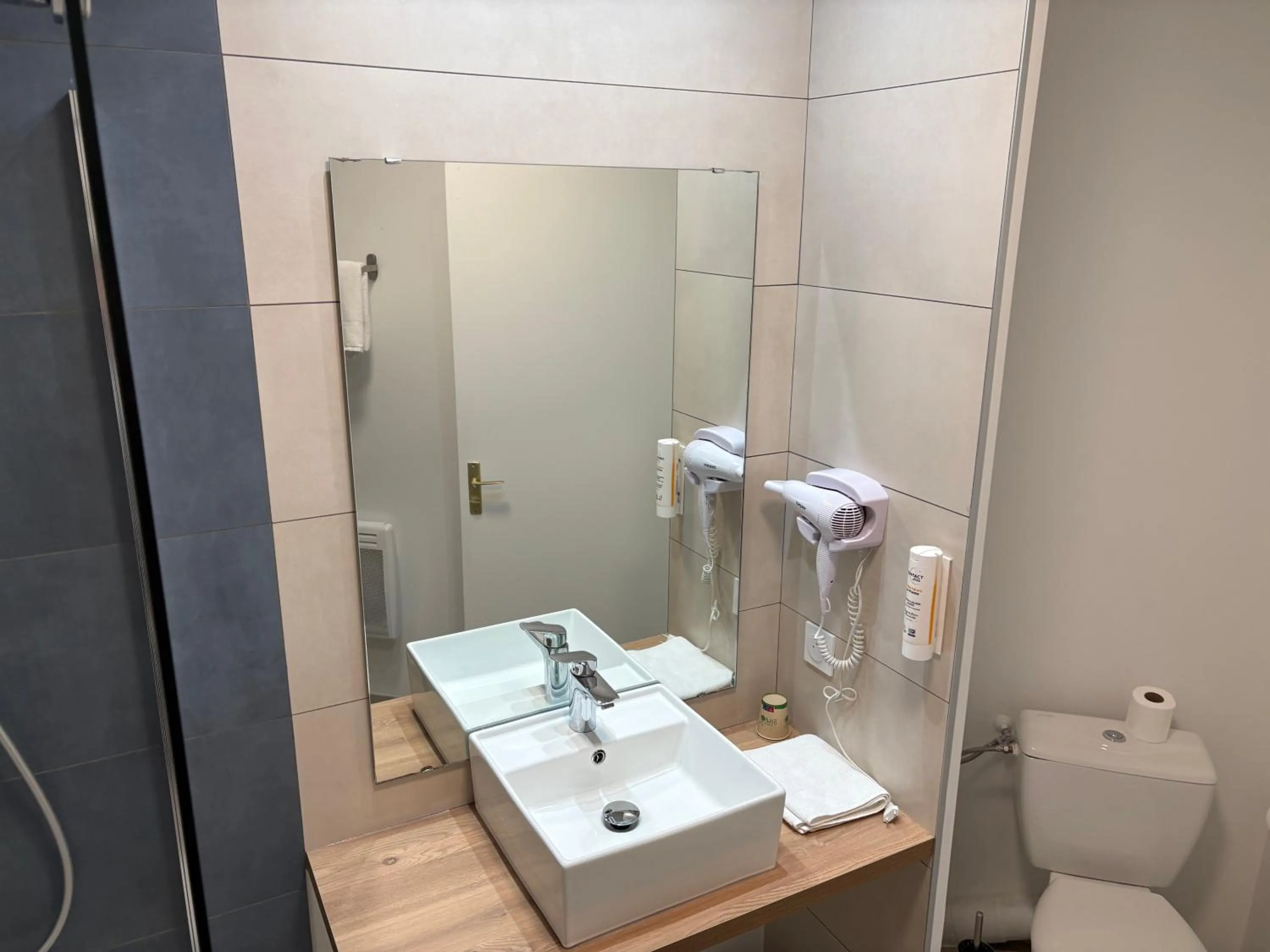 Bathroom in Contact Hôtel des États-Unis