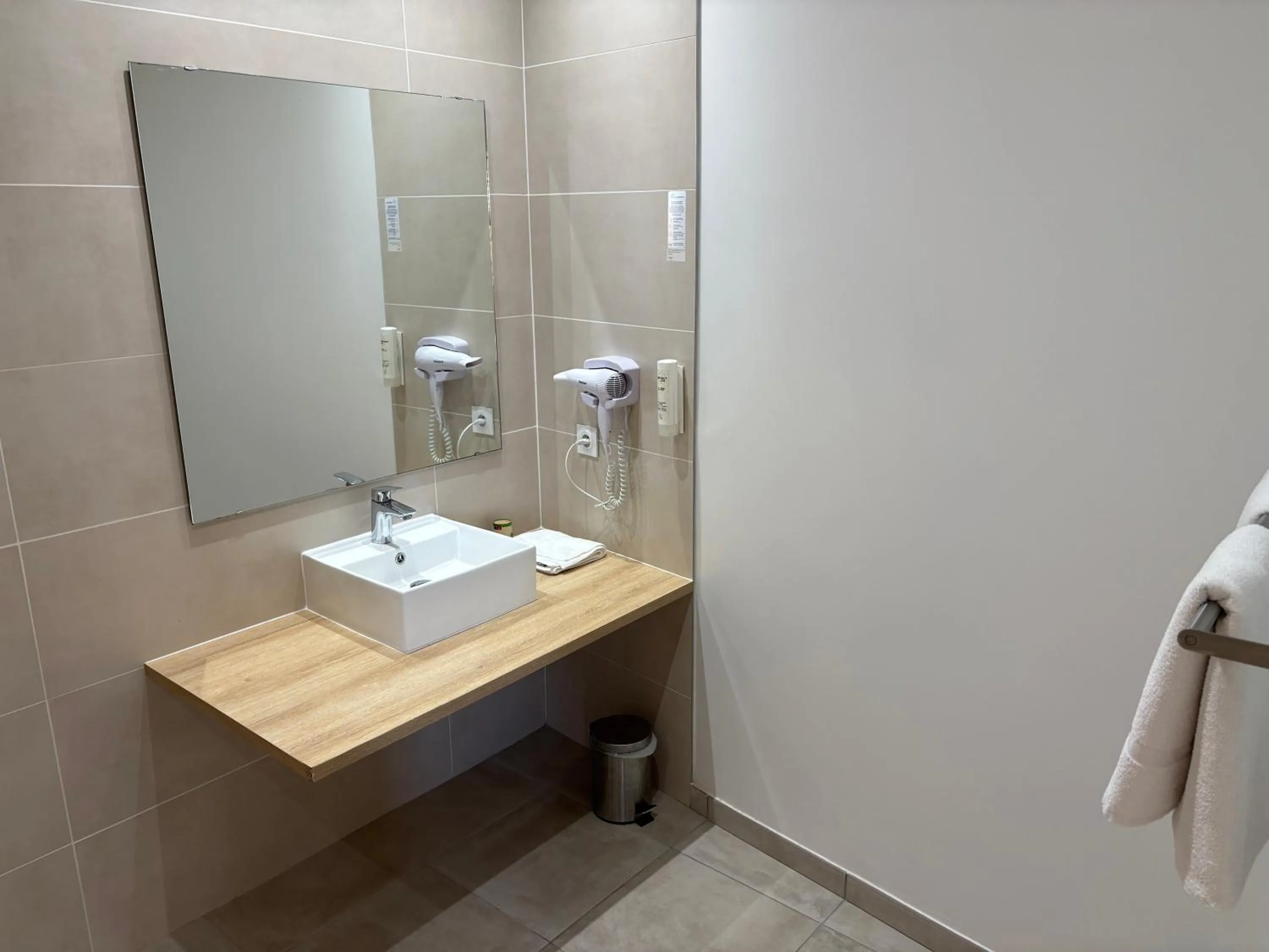 Bathroom in Contact Hôtel des États-Unis