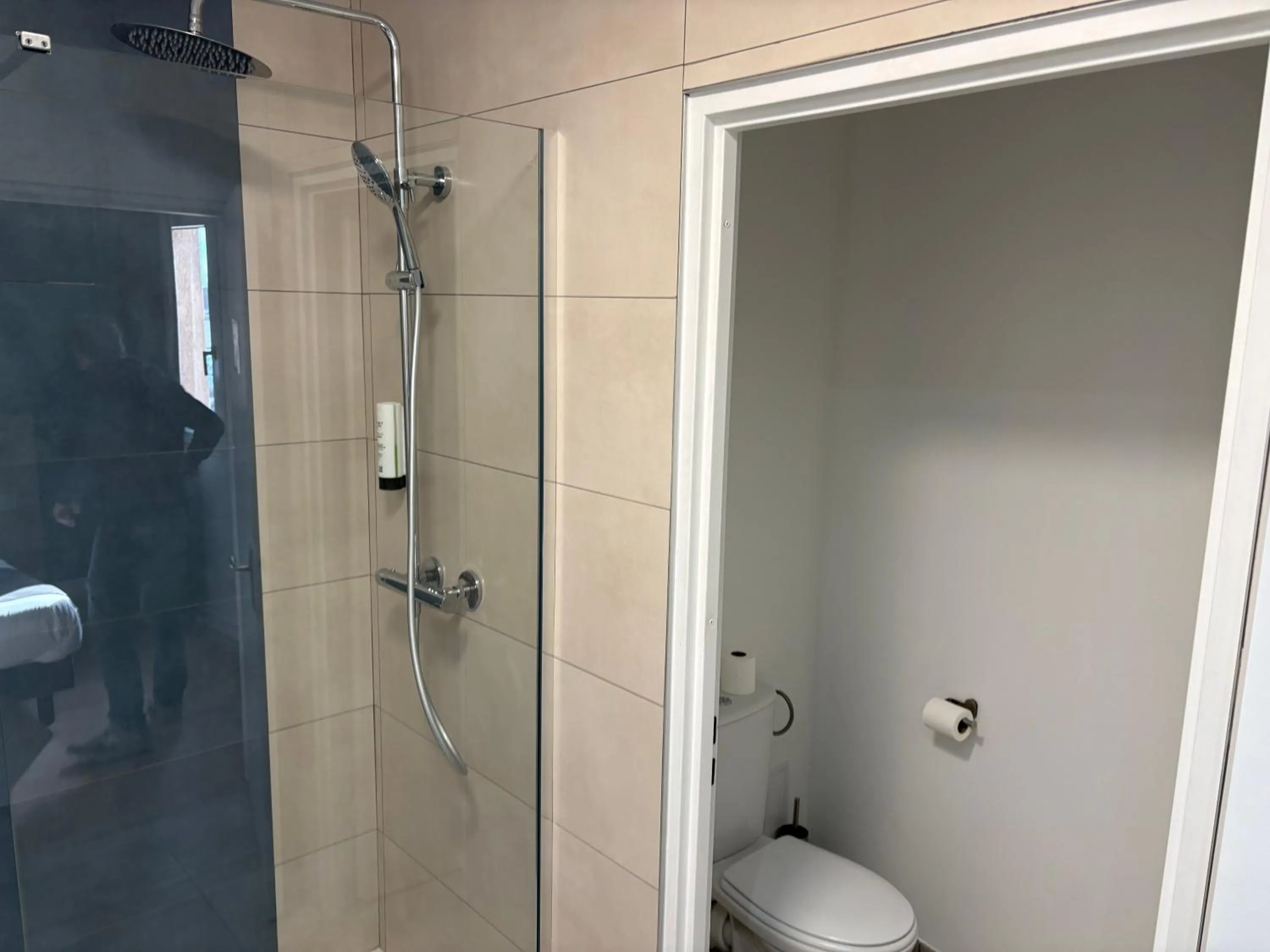 Shower in Contact Hôtel des États-Unis