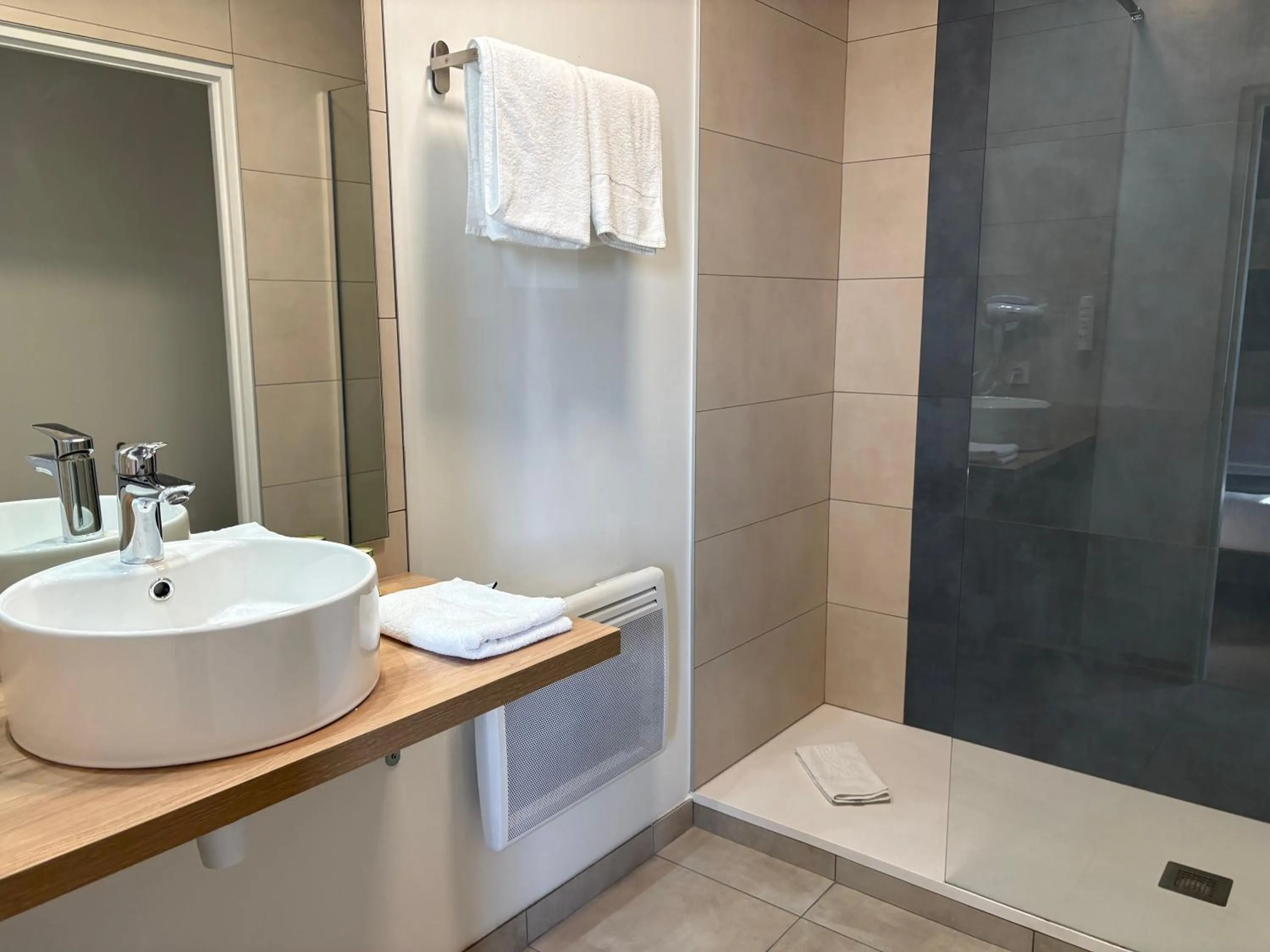 Shower in Contact Hôtel des États-Unis