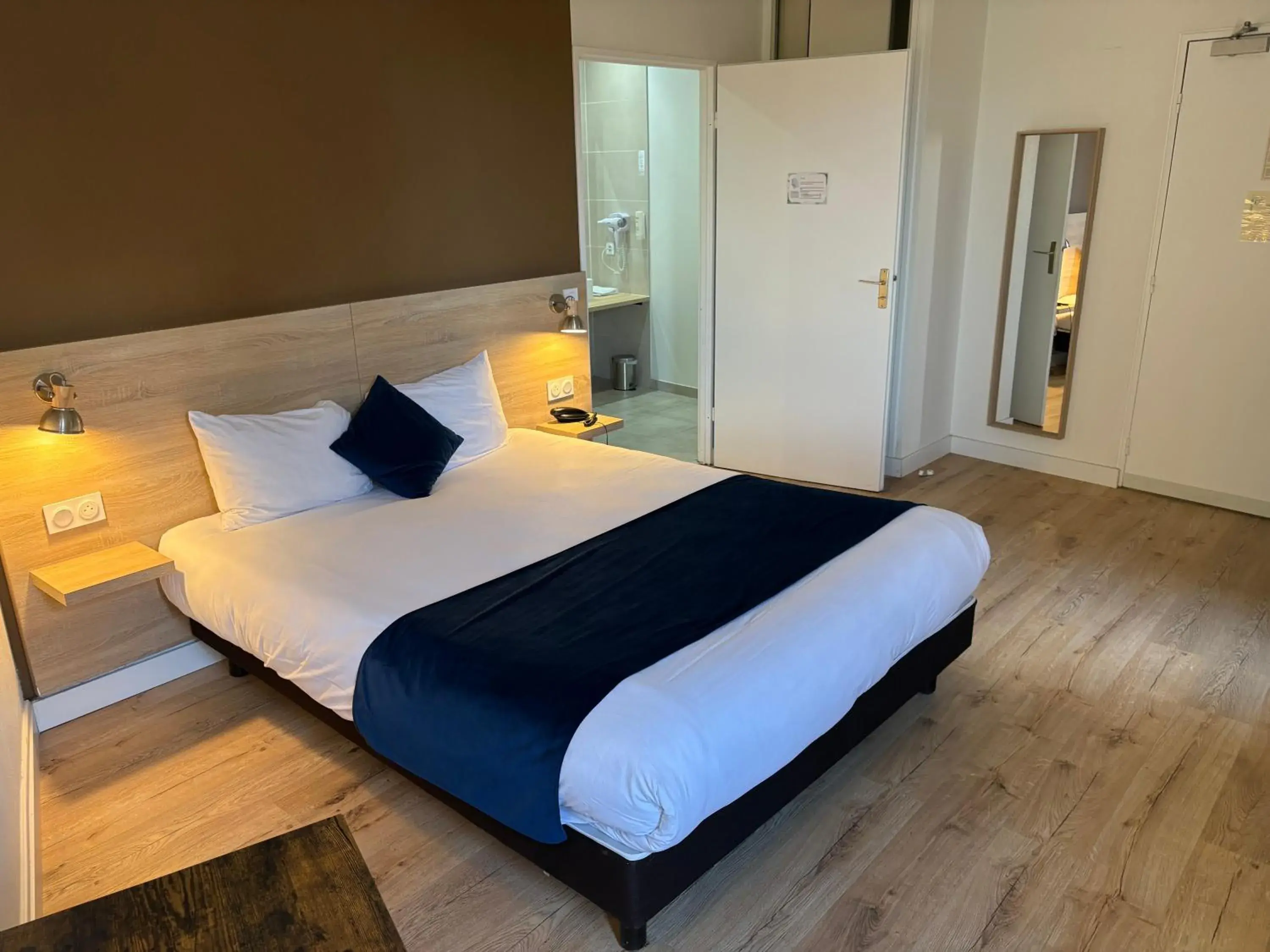 Contact Hôtel des États-Unis Contact Hôtel des États-Unis