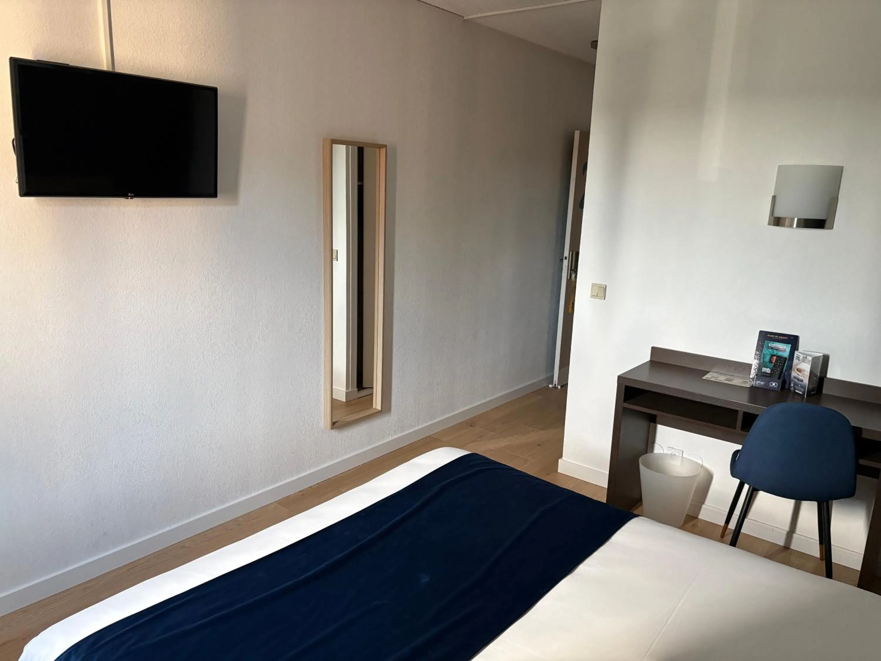 TV and multimedia, Bed in Contact Hôtel des États-Unis