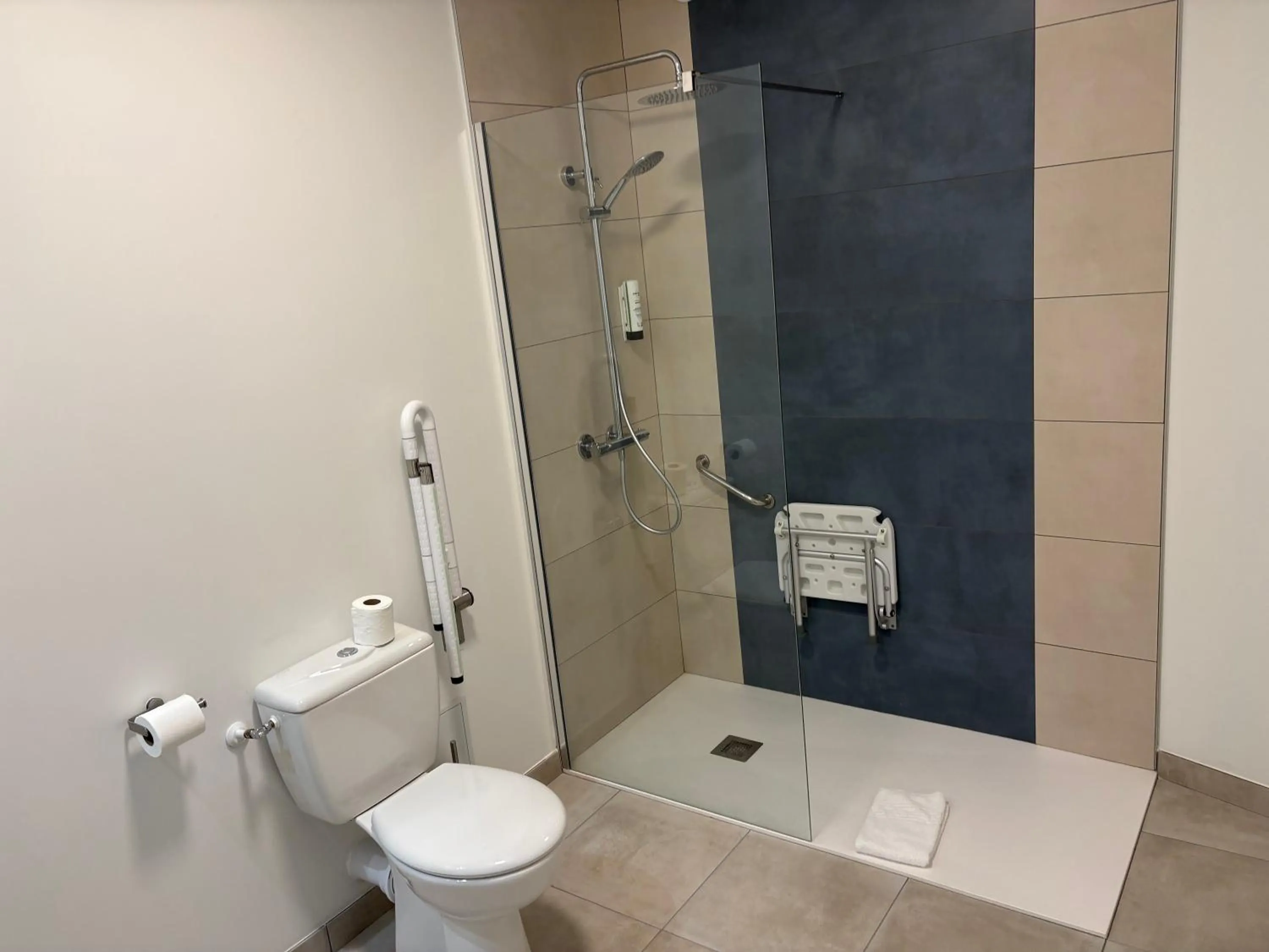 Shower in Contact Hôtel des États-Unis