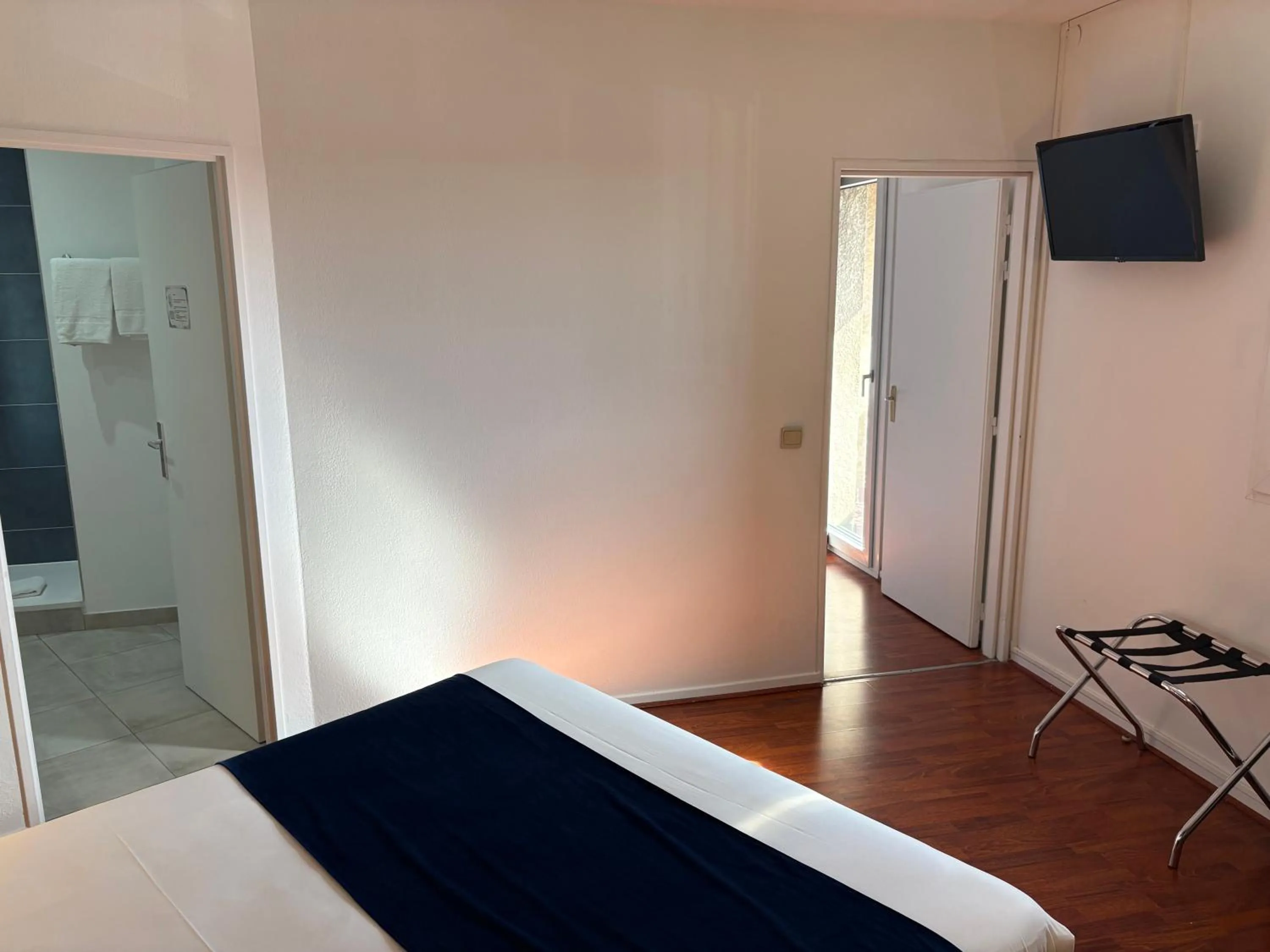 Photo of the whole room, Bed in Contact Hôtel des États-Unis