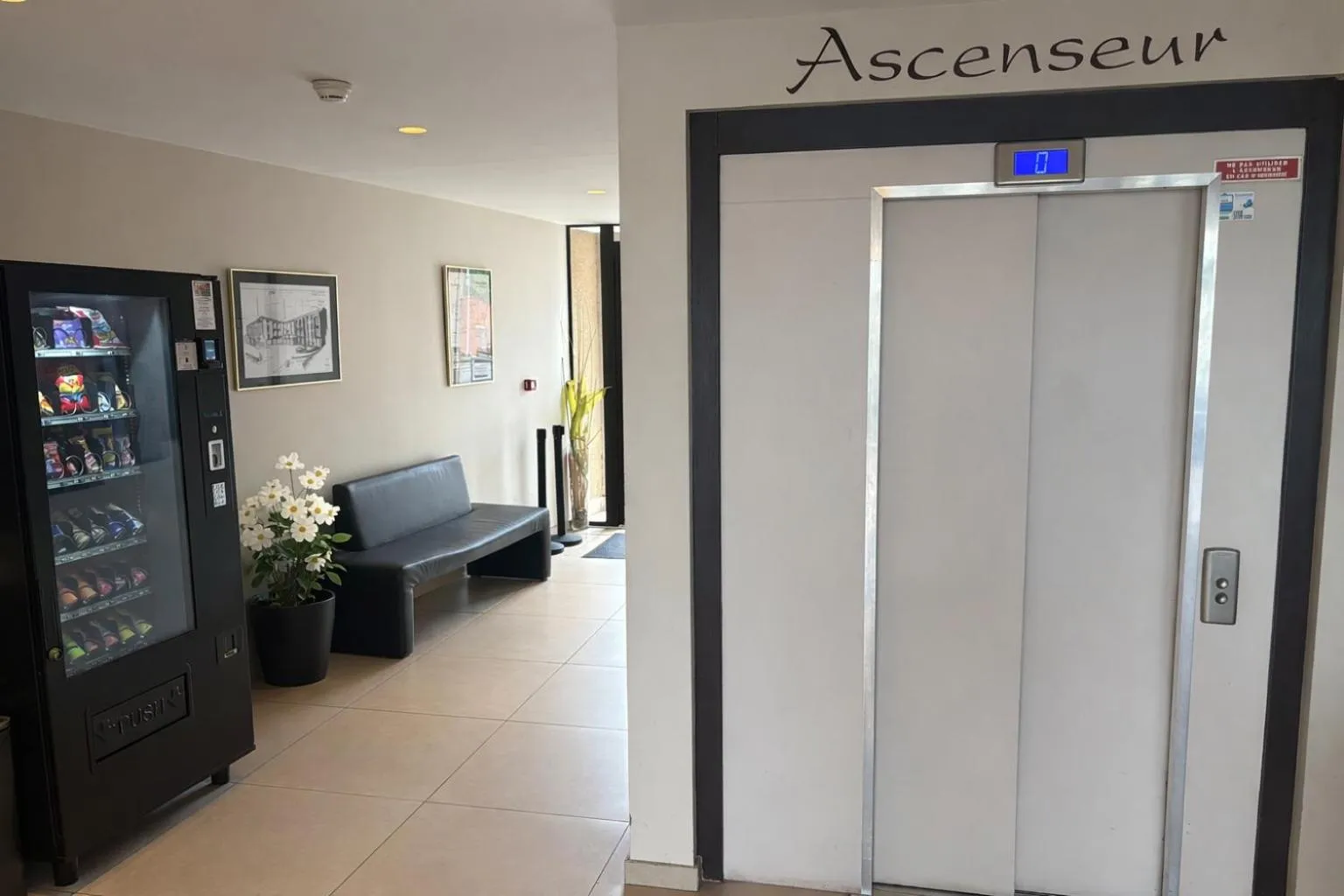 Lobby or reception in Contact Hôtel des États-Unis