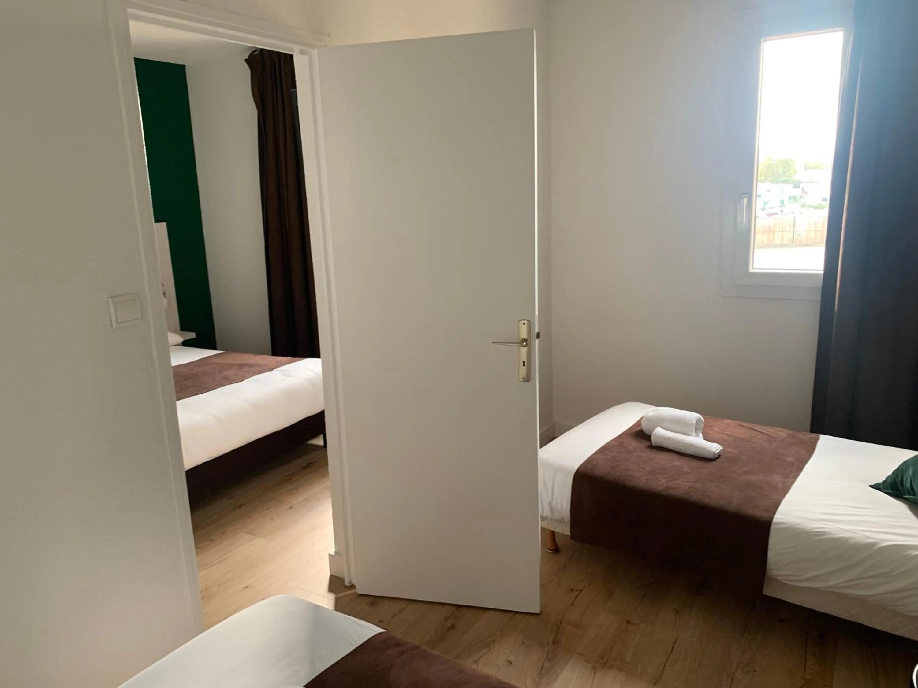 Photo of the whole room, Bed in Contact Hôtel des États-Unis