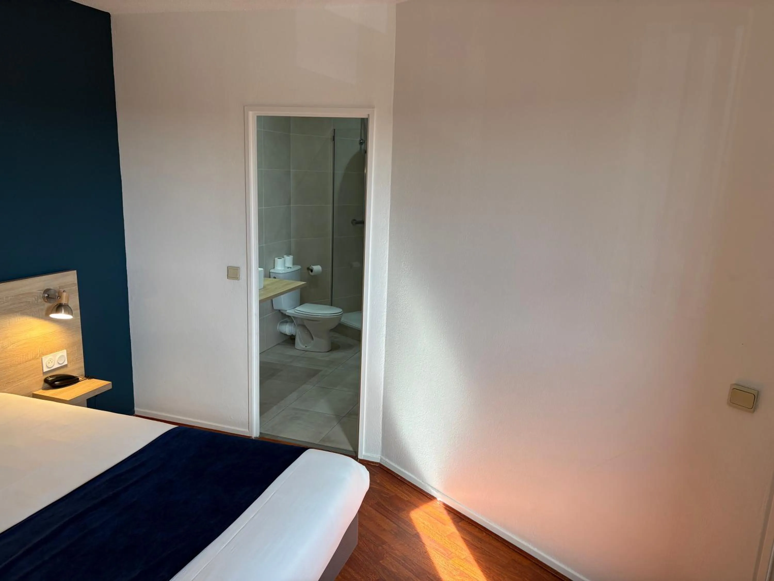 Photo of the whole room, Bed in Contact Hôtel des États-Unis