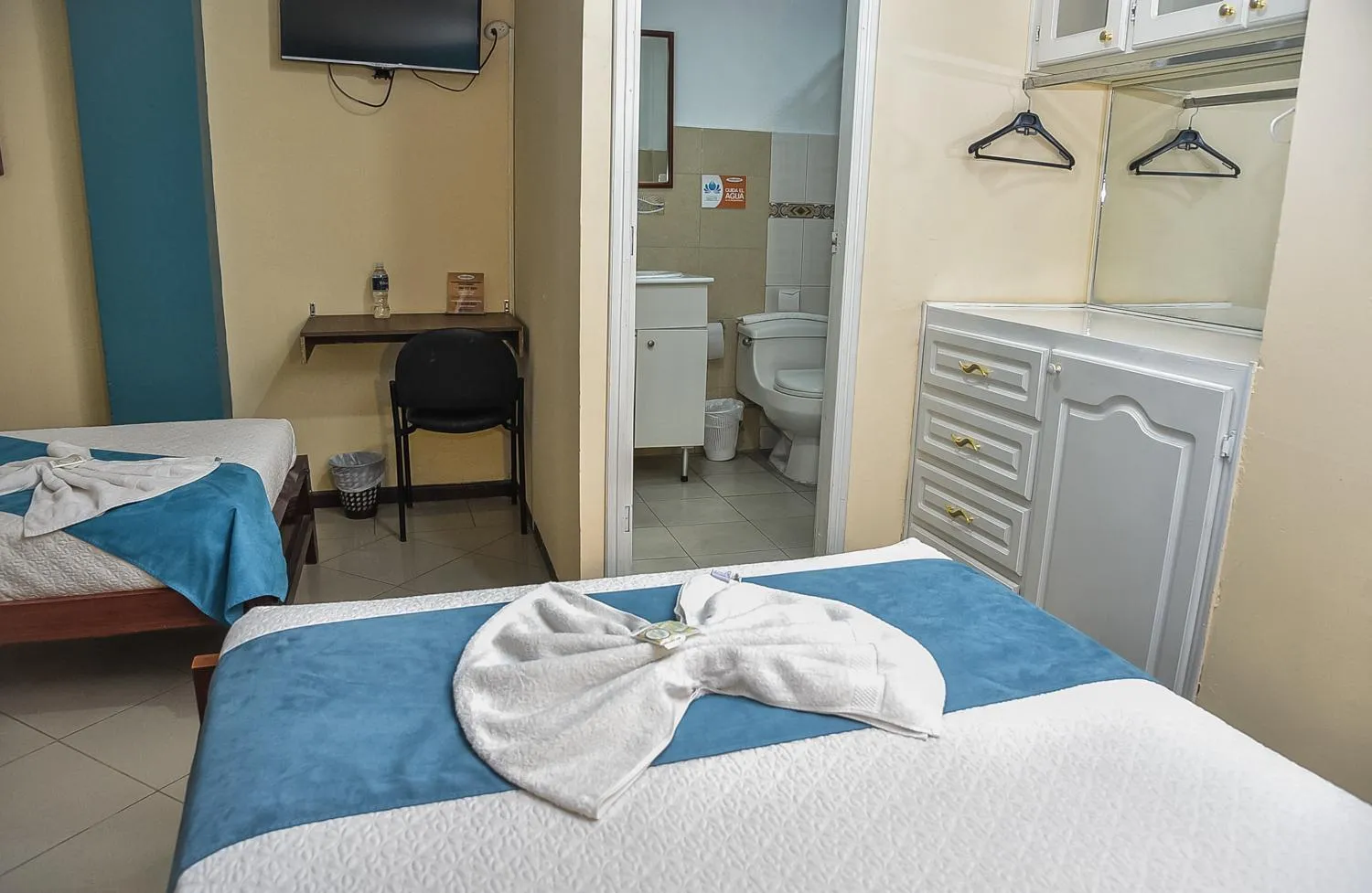 Property building, Bed in Hotel Miraflores