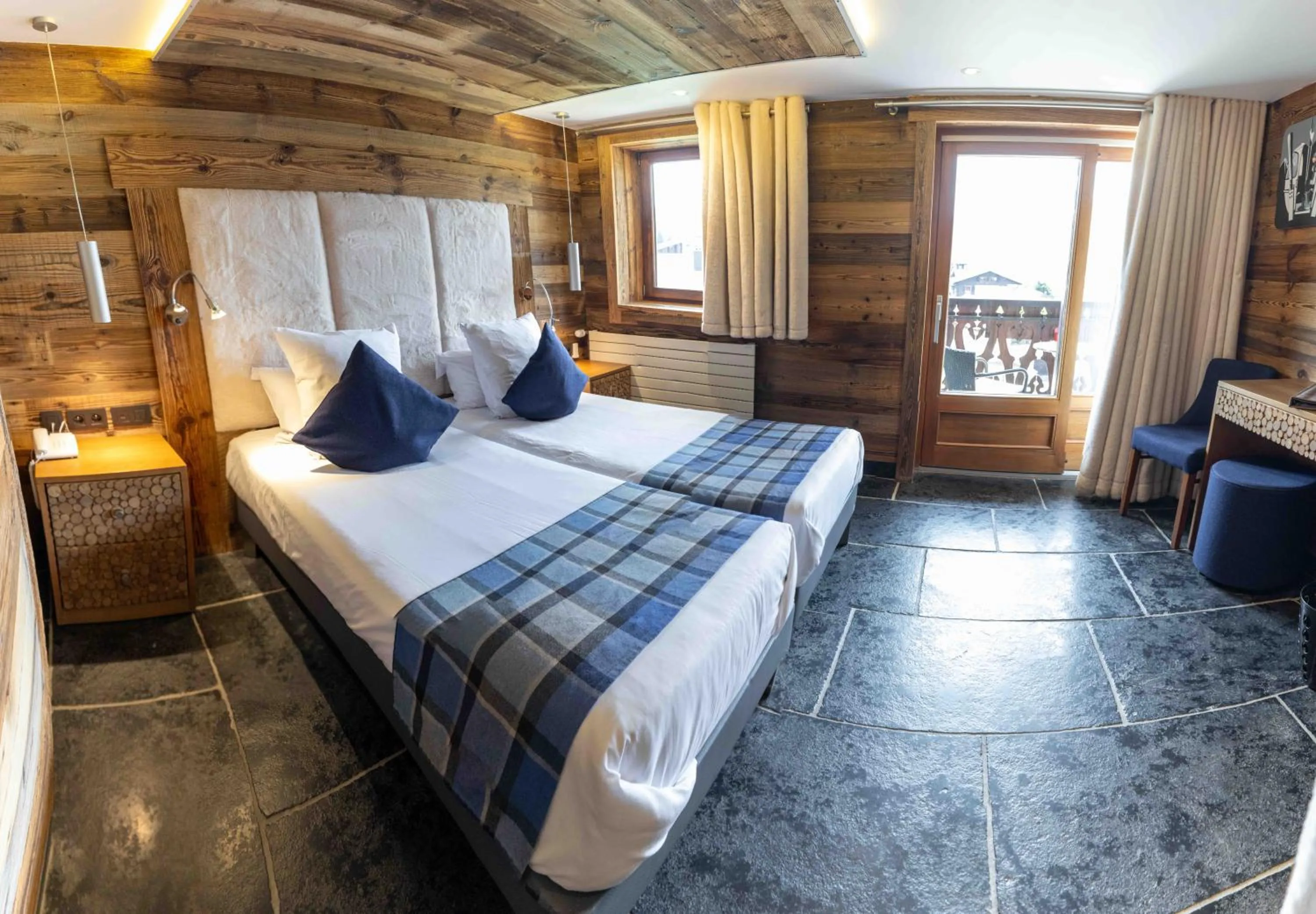 Bedroom, Bed in Hôtel Alpina & SPA - Restaurant Oxalis