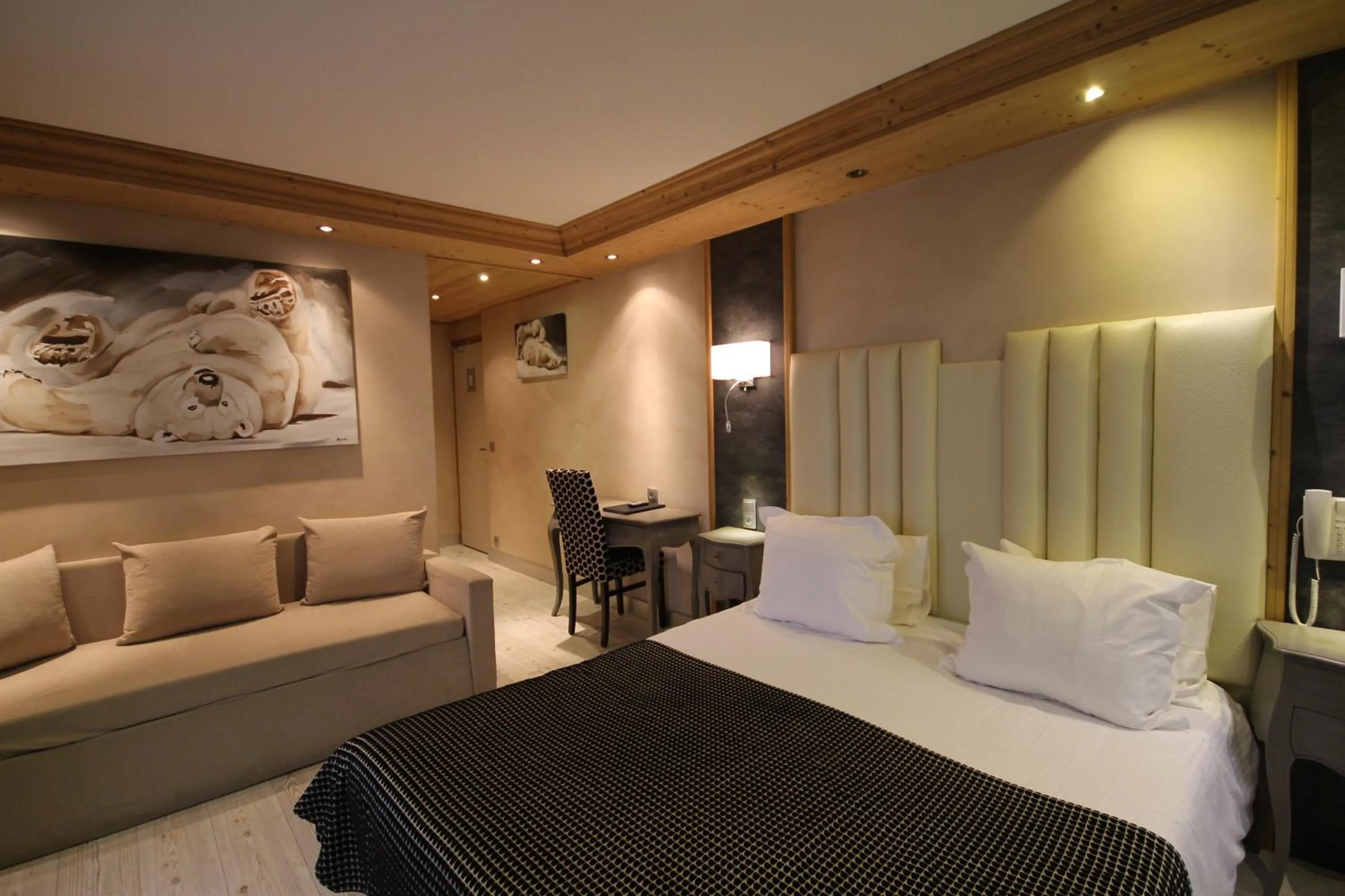 Photo of the whole room, Bed in Hôtel Alpina & SPA - Restaurant Oxalis