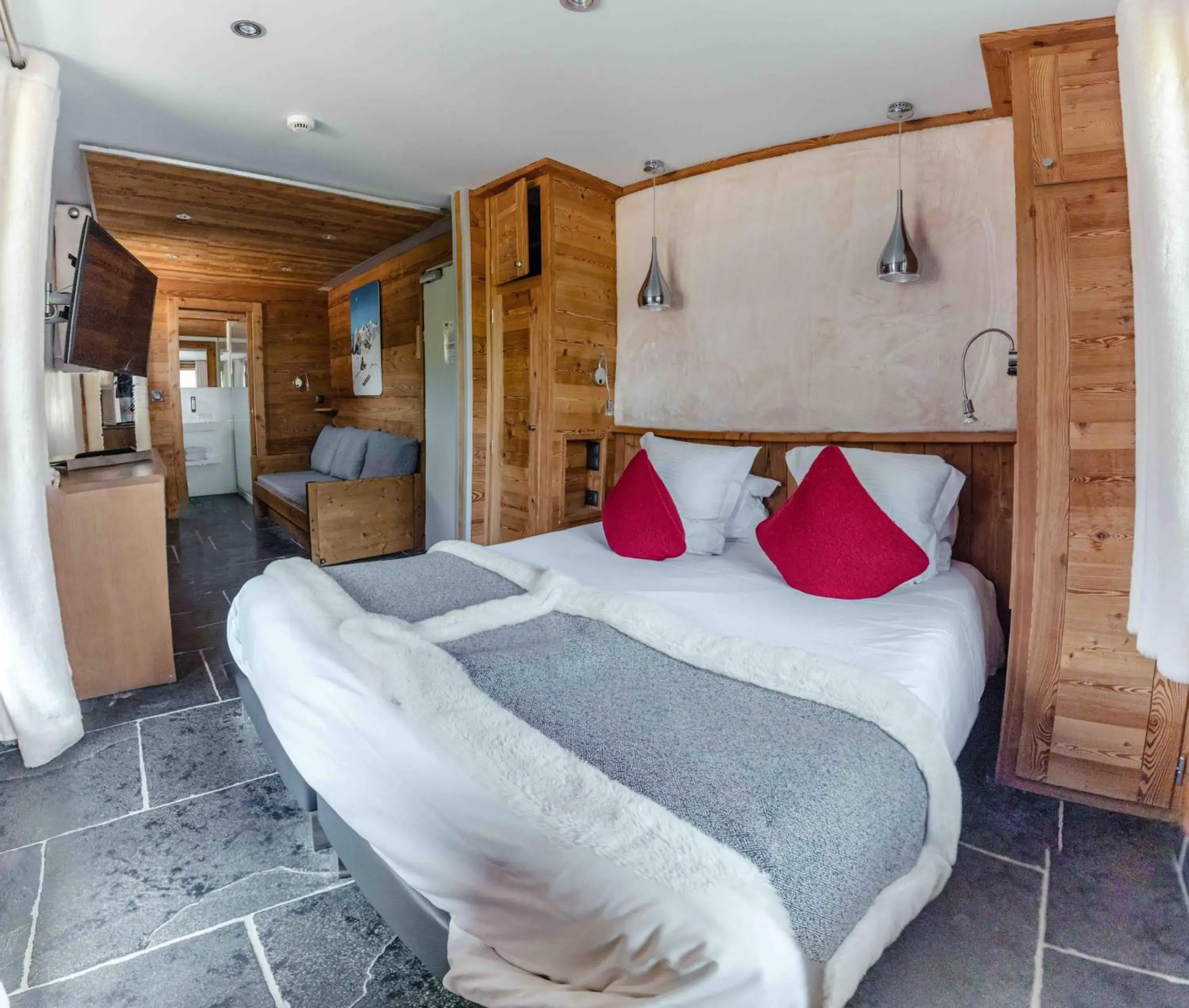 Classic Triple Room in Hôtel Alpina & SPA - Restaurant Oxalis Classic Triple Room in Hôtel Alpina & SPA - Restaurant Oxalis