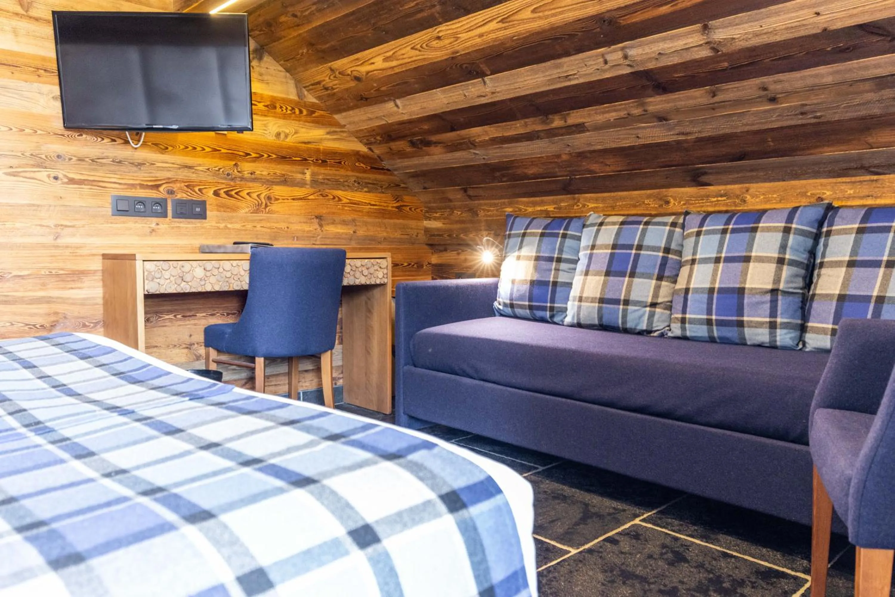 Bed in Hôtel Alpina & SPA - Restaurant Oxalis