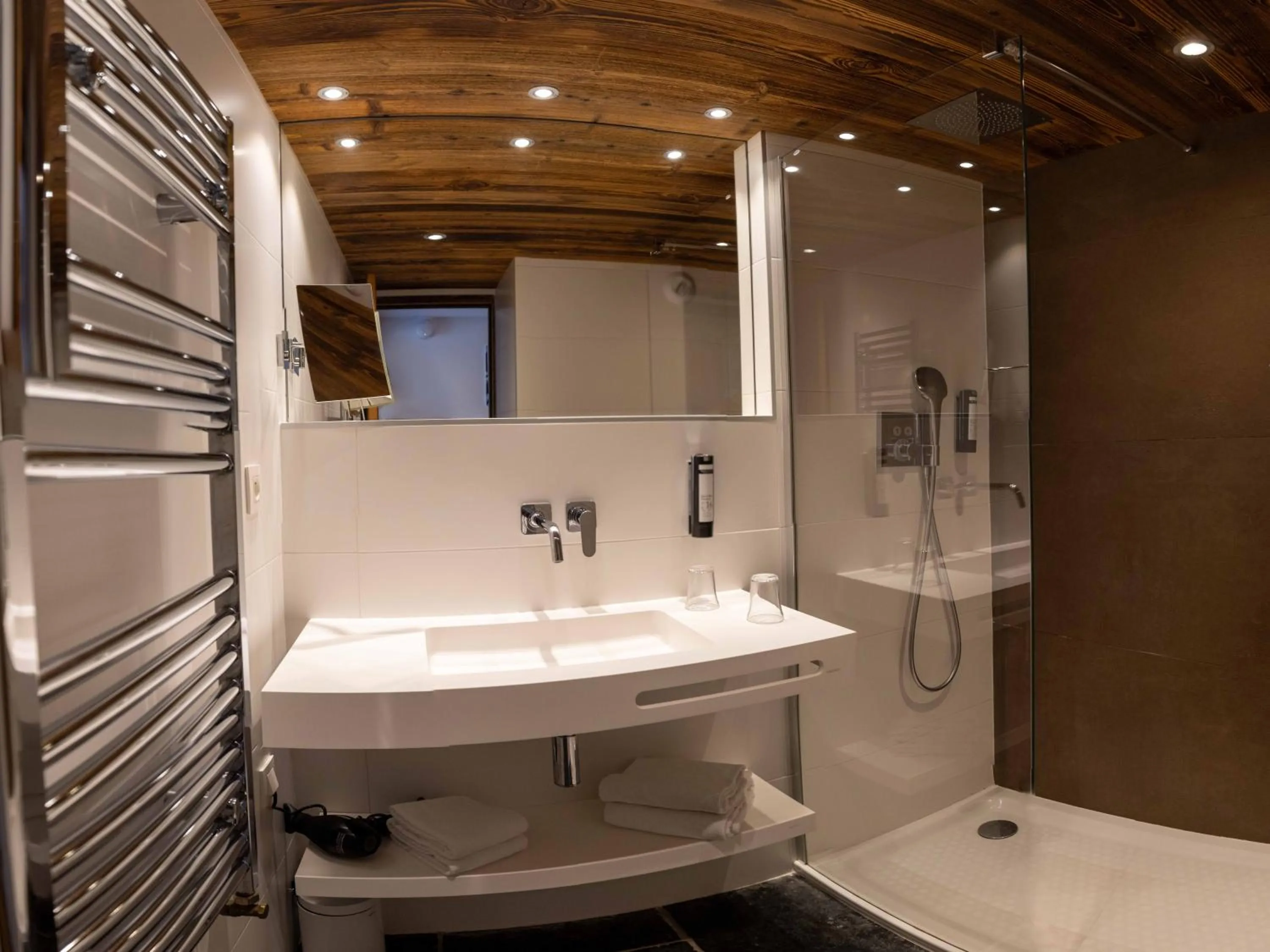 Bathroom in Hôtel Alpina & SPA - Restaurant Oxalis